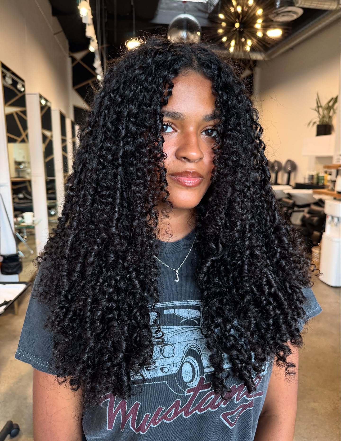 Coupes de cheveux longues et bouclées :51 idées époustouflantes et conseils de style