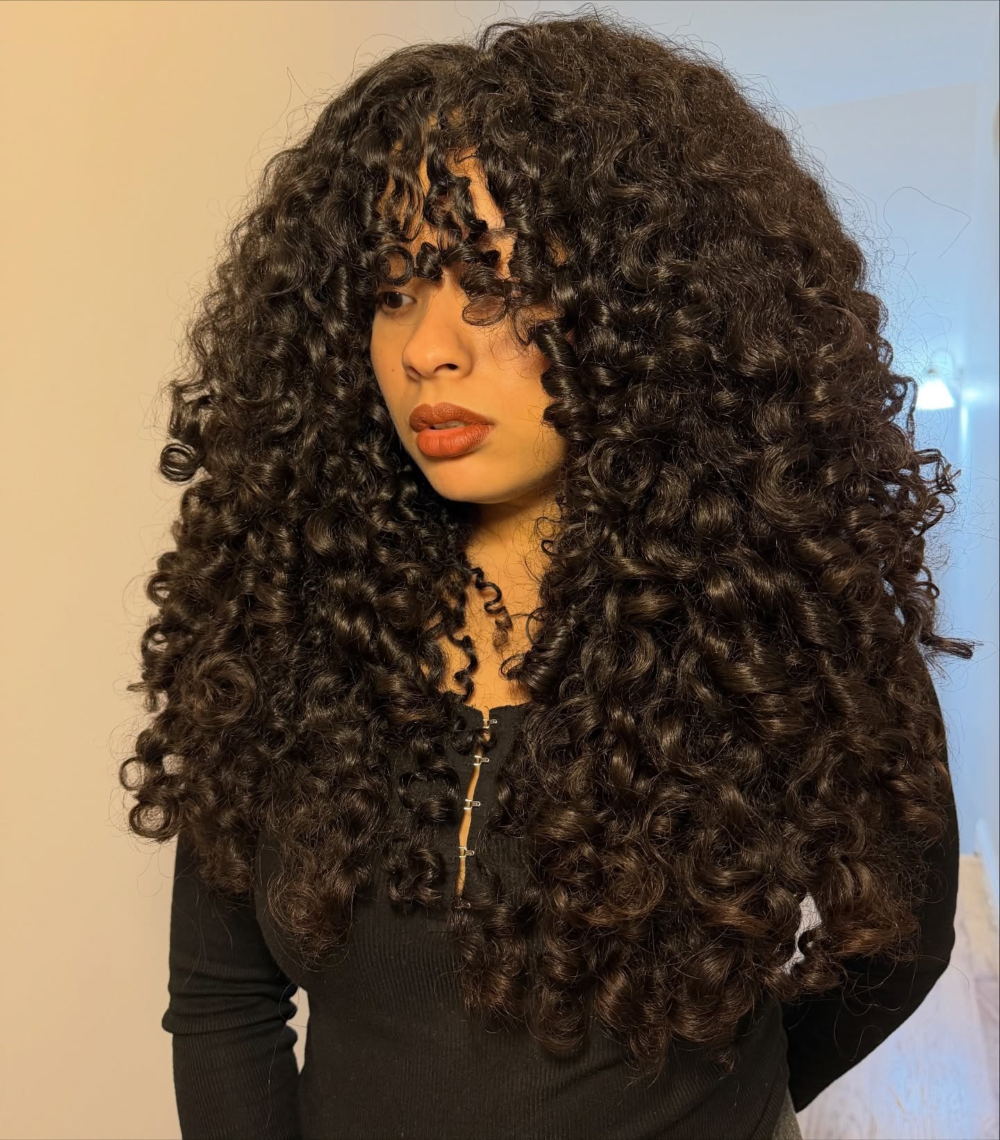 Coupes de cheveux longues et bouclées :51 idées époustouflantes et conseils de style