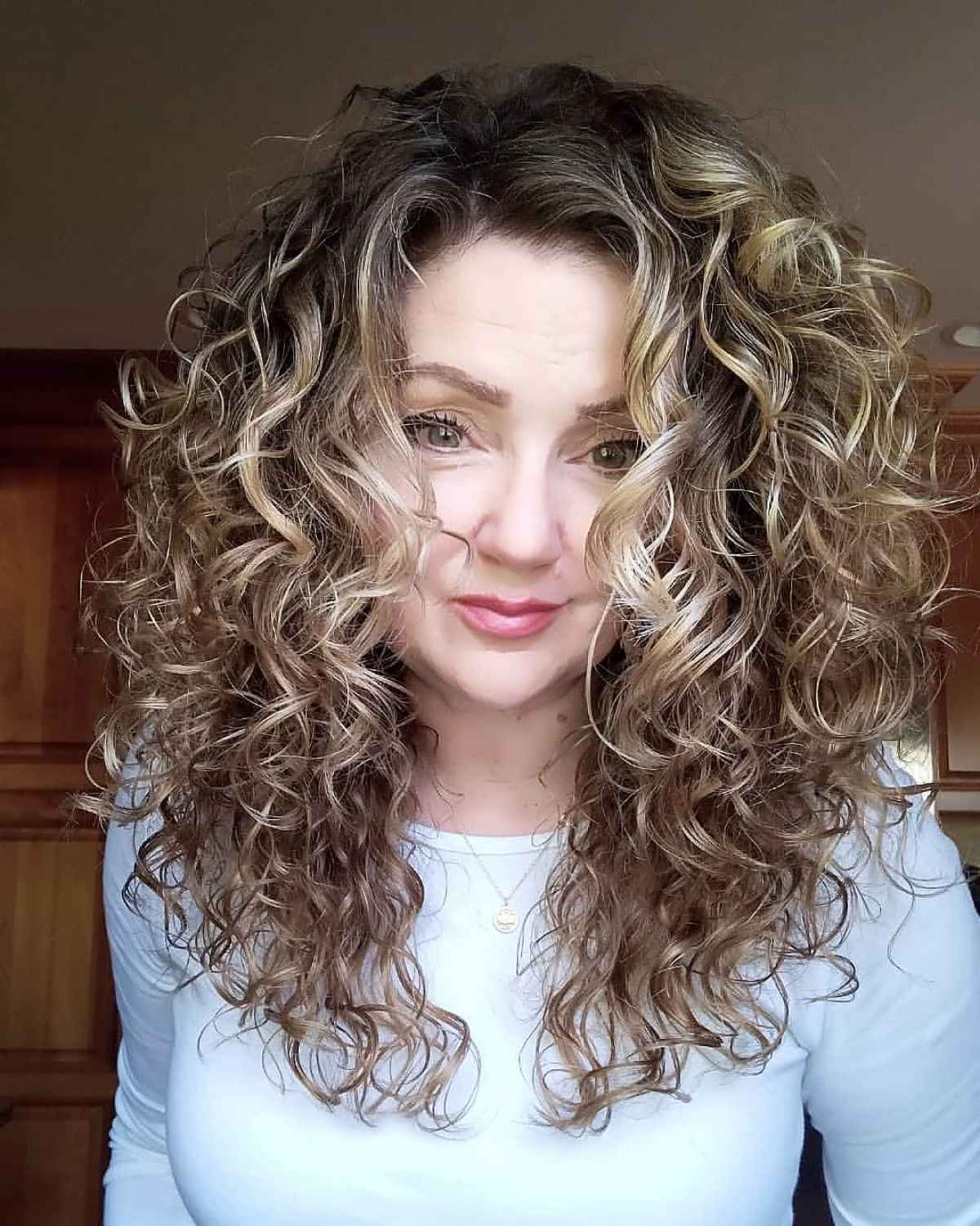 Coupes de cheveux longues et bouclées :51 idées époustouflantes et conseils de style