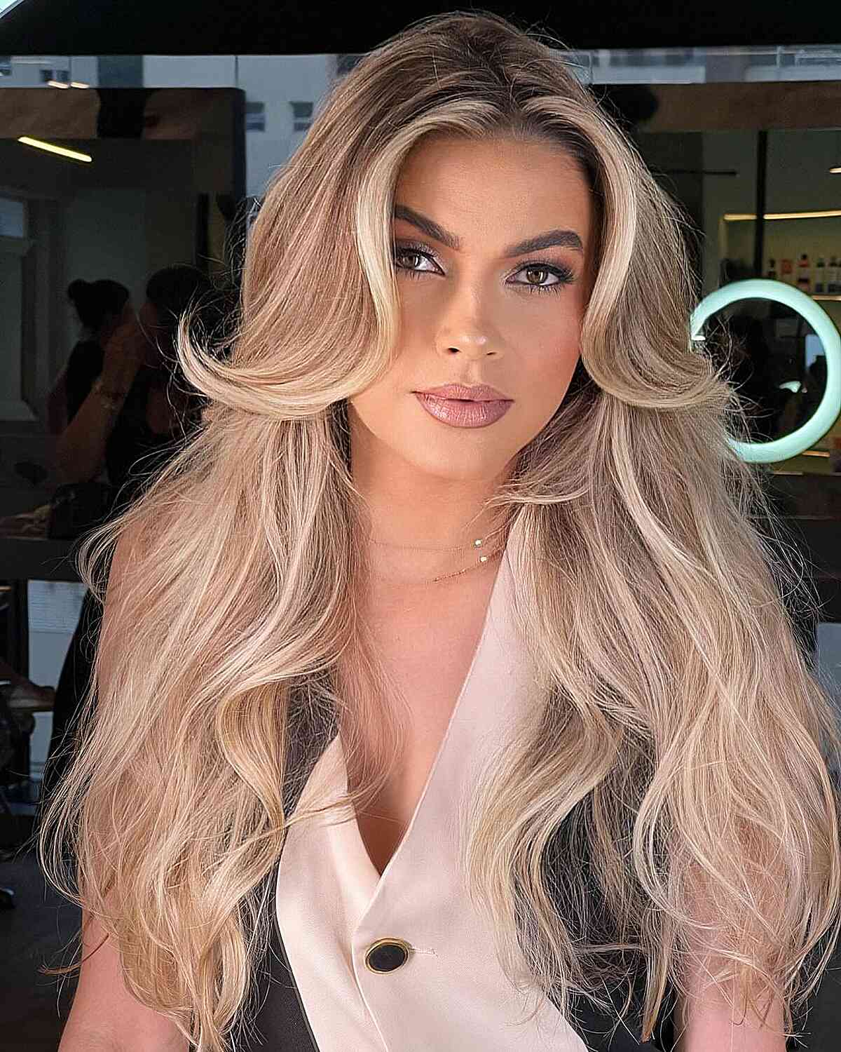 Strati per incorniciare il viso per capelli lunghi:47 stili e consigli degli esperti