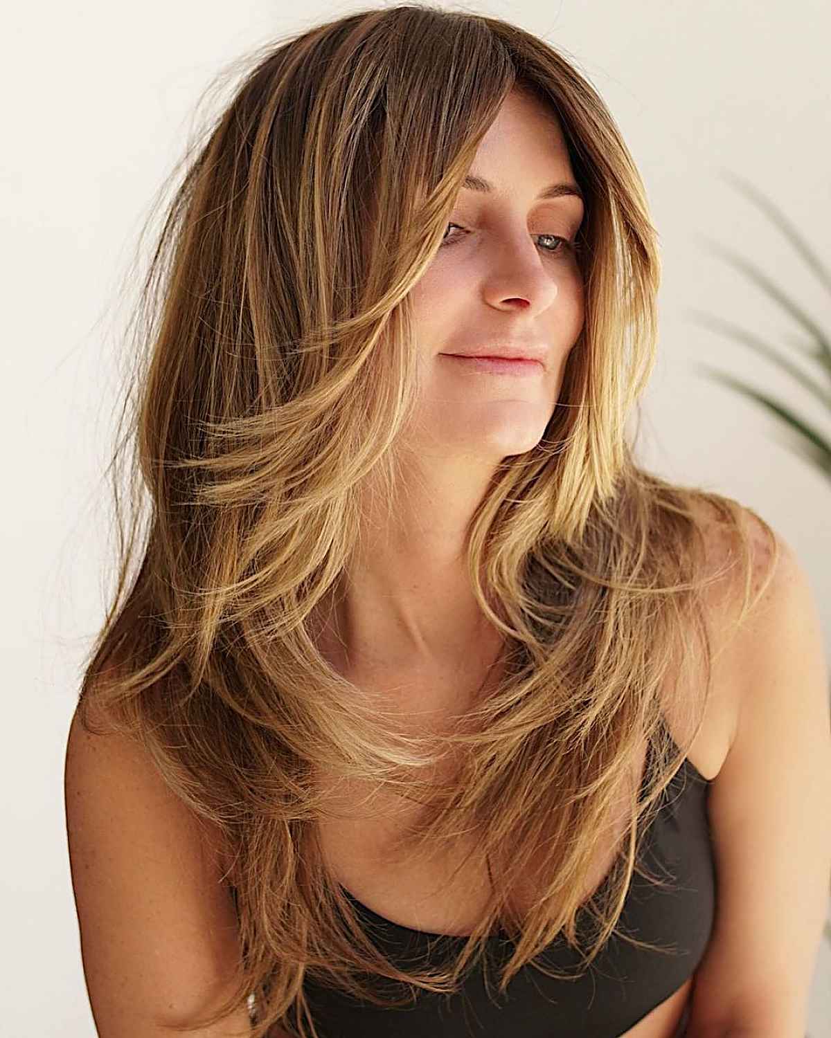 Strati per incorniciare il viso per capelli lunghi:47 stili e consigli degli esperti