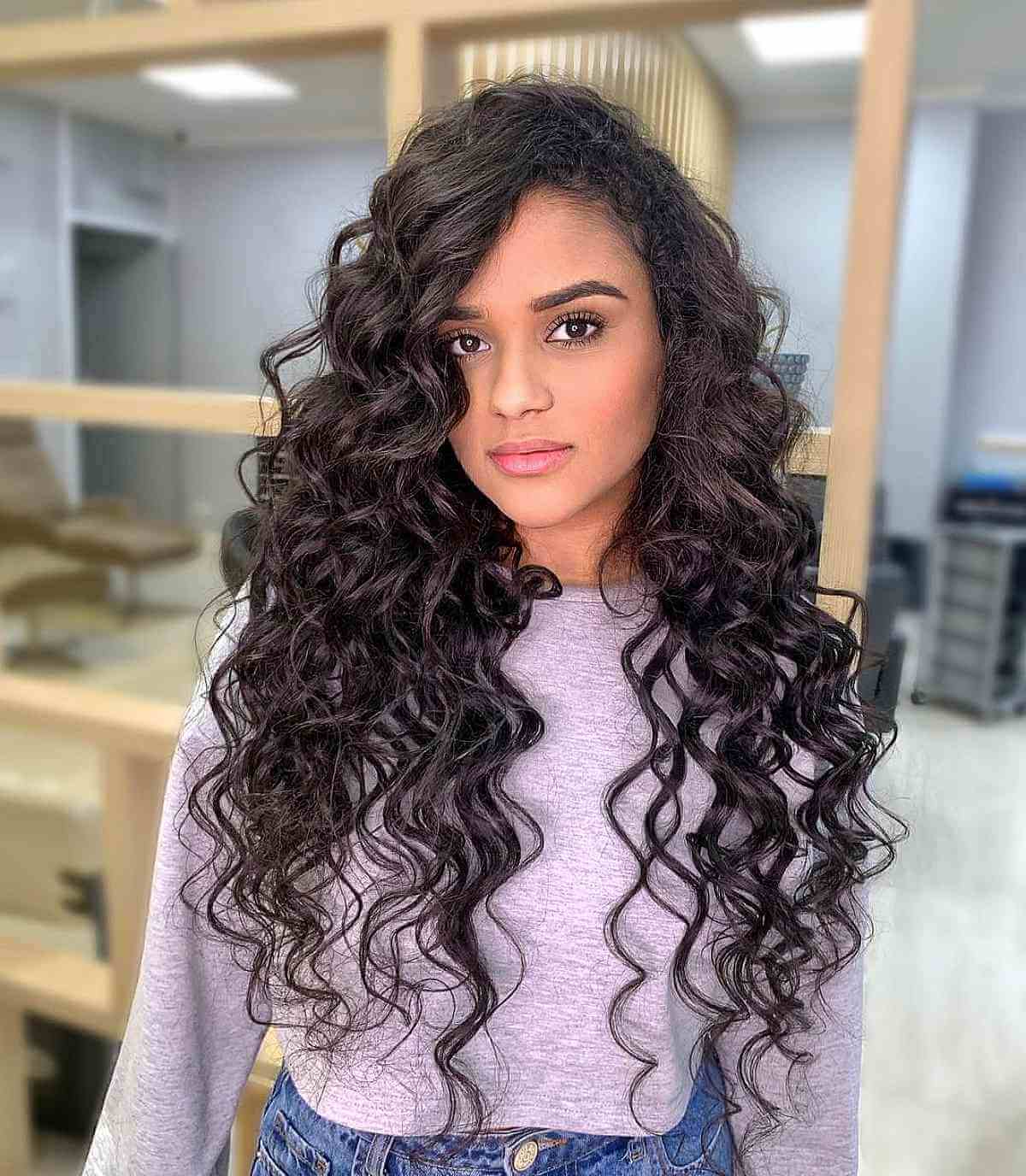Idées et soins pour cheveux longs noirs :conseils d experts pour un look époustouflant