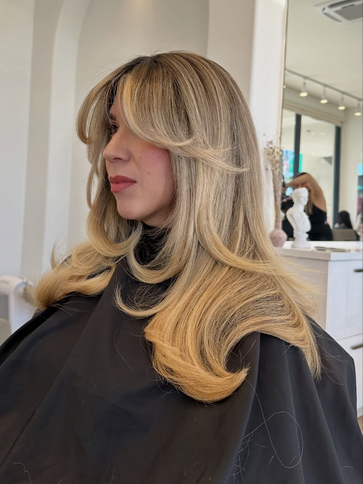 Penteados em camadas longas com franjas de cortina:tendências e dicas de estilo para 2026 