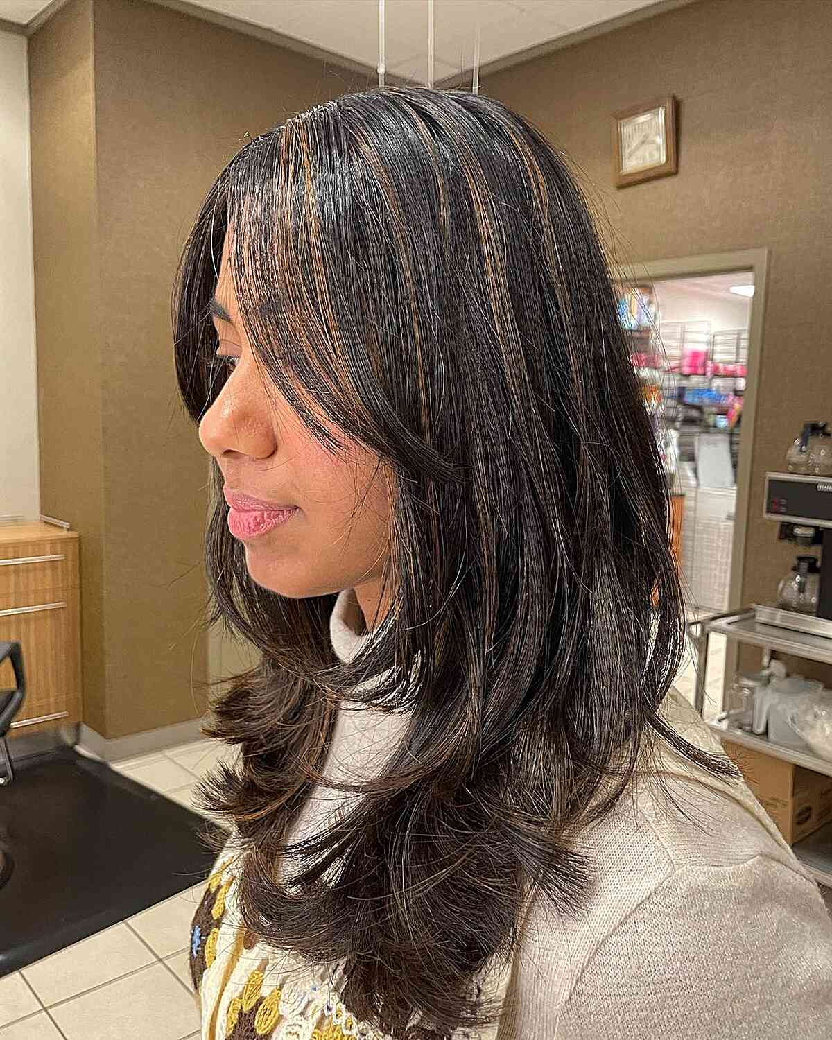 Cortes de cabelo comprido com penas:29 estilos impressionantes e dicas de especialistas 