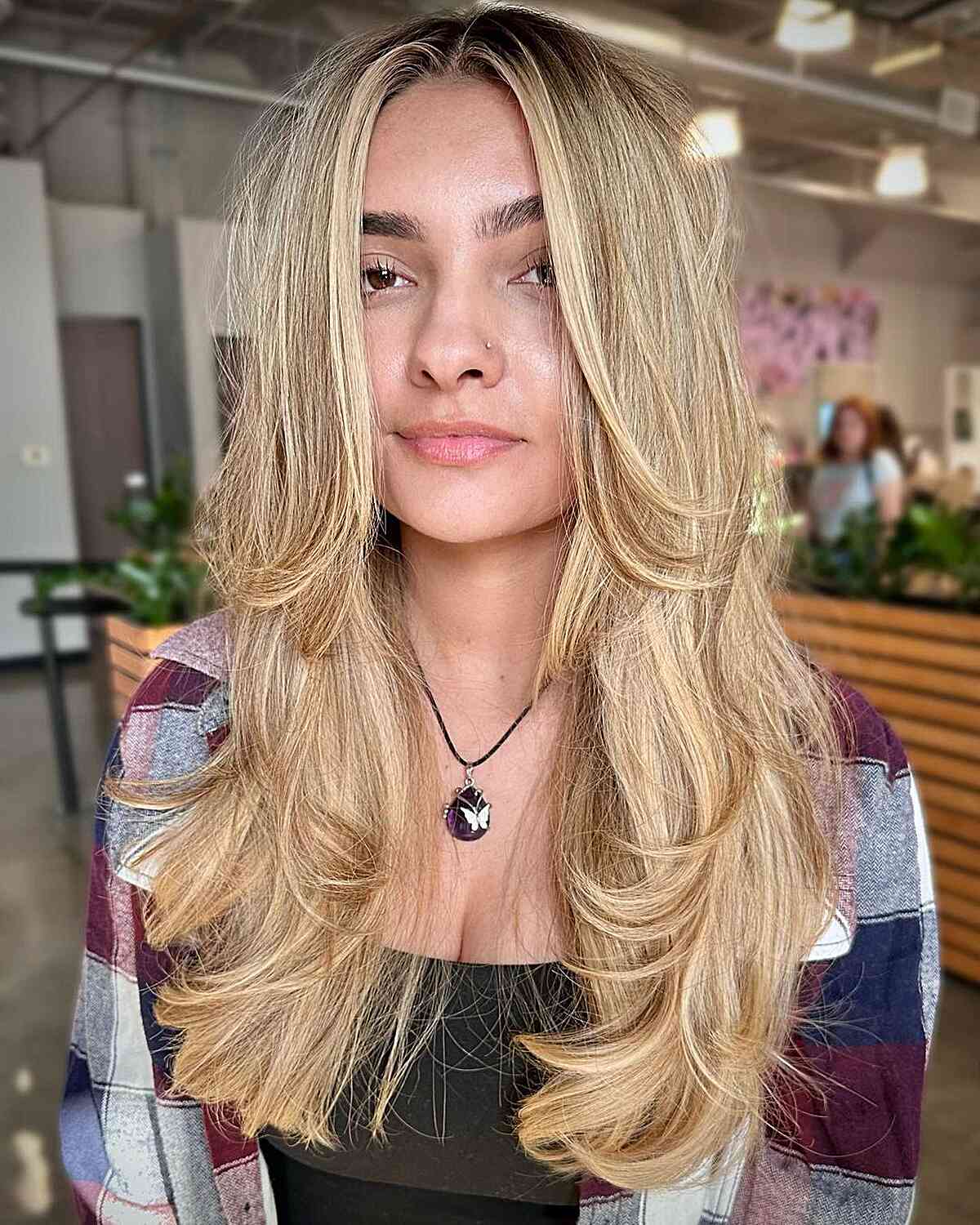 Cortes de cabelo comprido com penas:29 estilos impressionantes e dicas de especialistas 