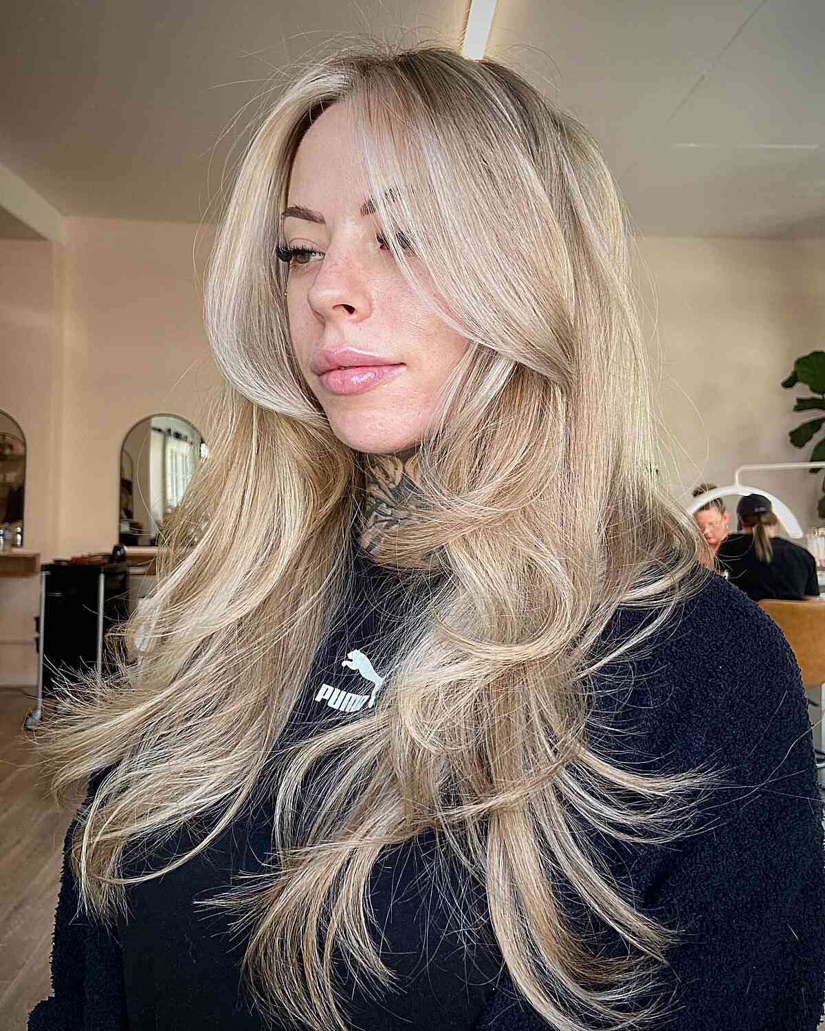 Cortes de cabelo comprido com penas:29 estilos impressionantes e dicas de especialistas 