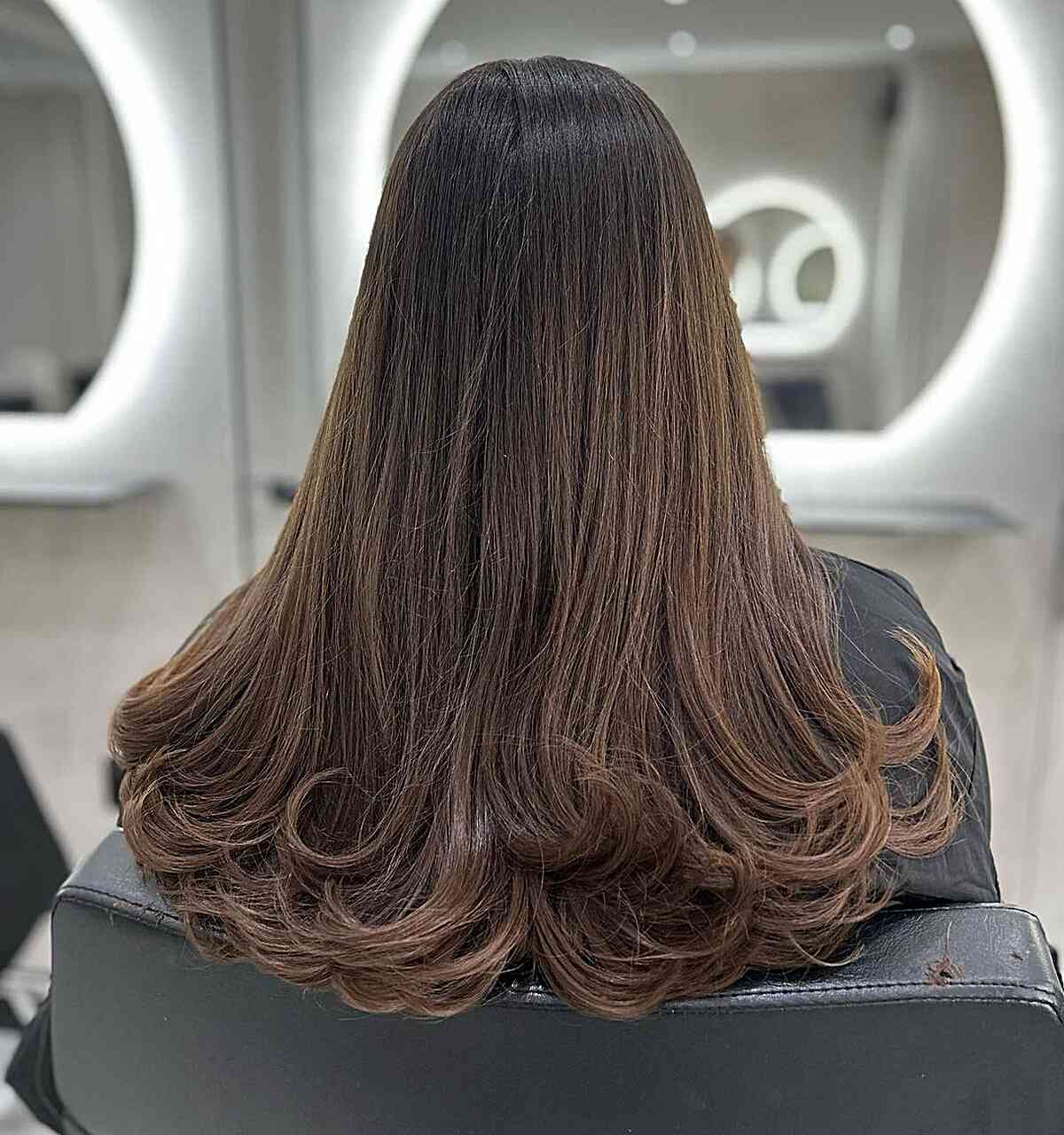 Cortes de cabelo comprido com penas:29 estilos impressionantes e dicas de especialistas 