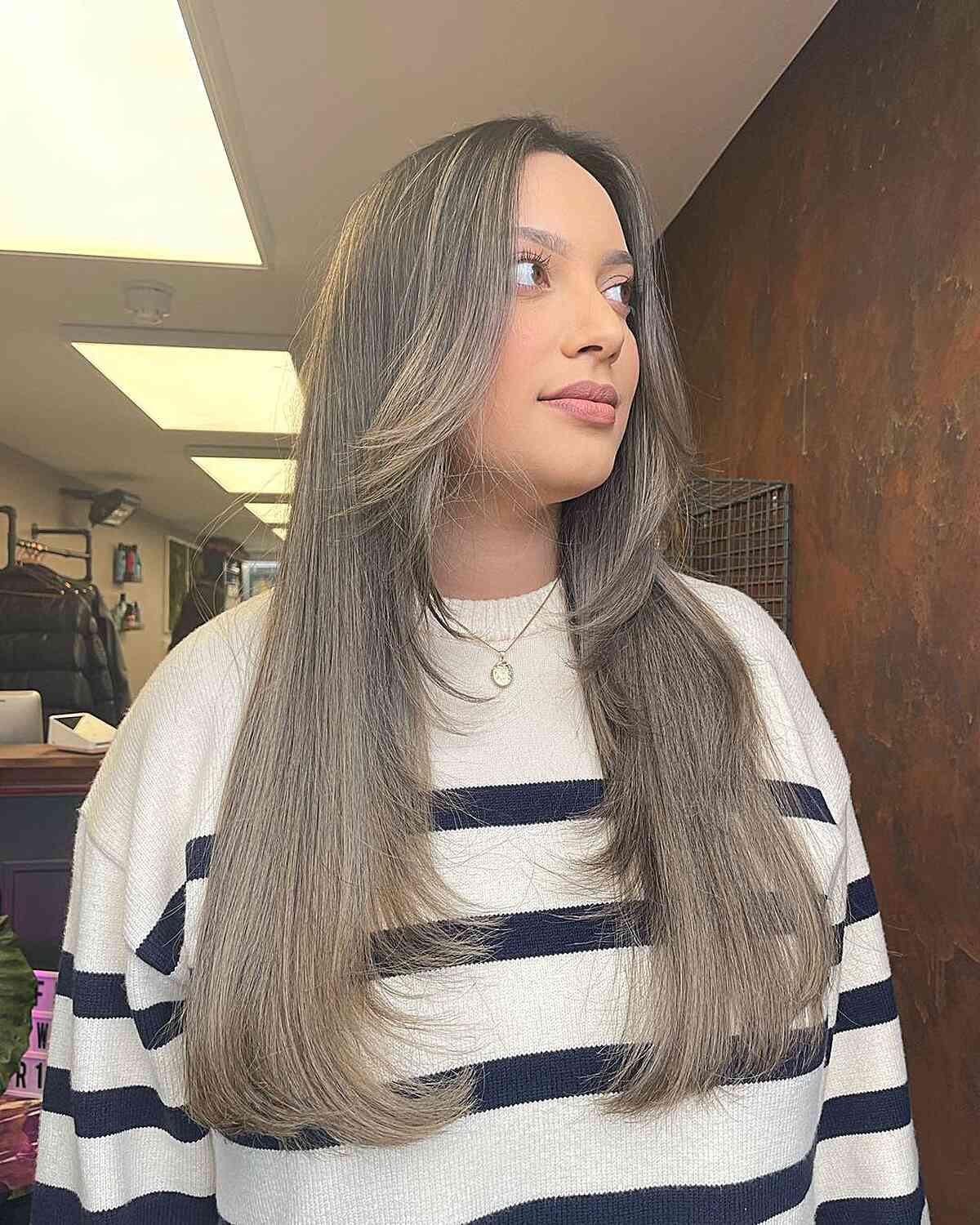 Cortes de cabelo comprido com penas:29 estilos impressionantes e dicas de especialistas 