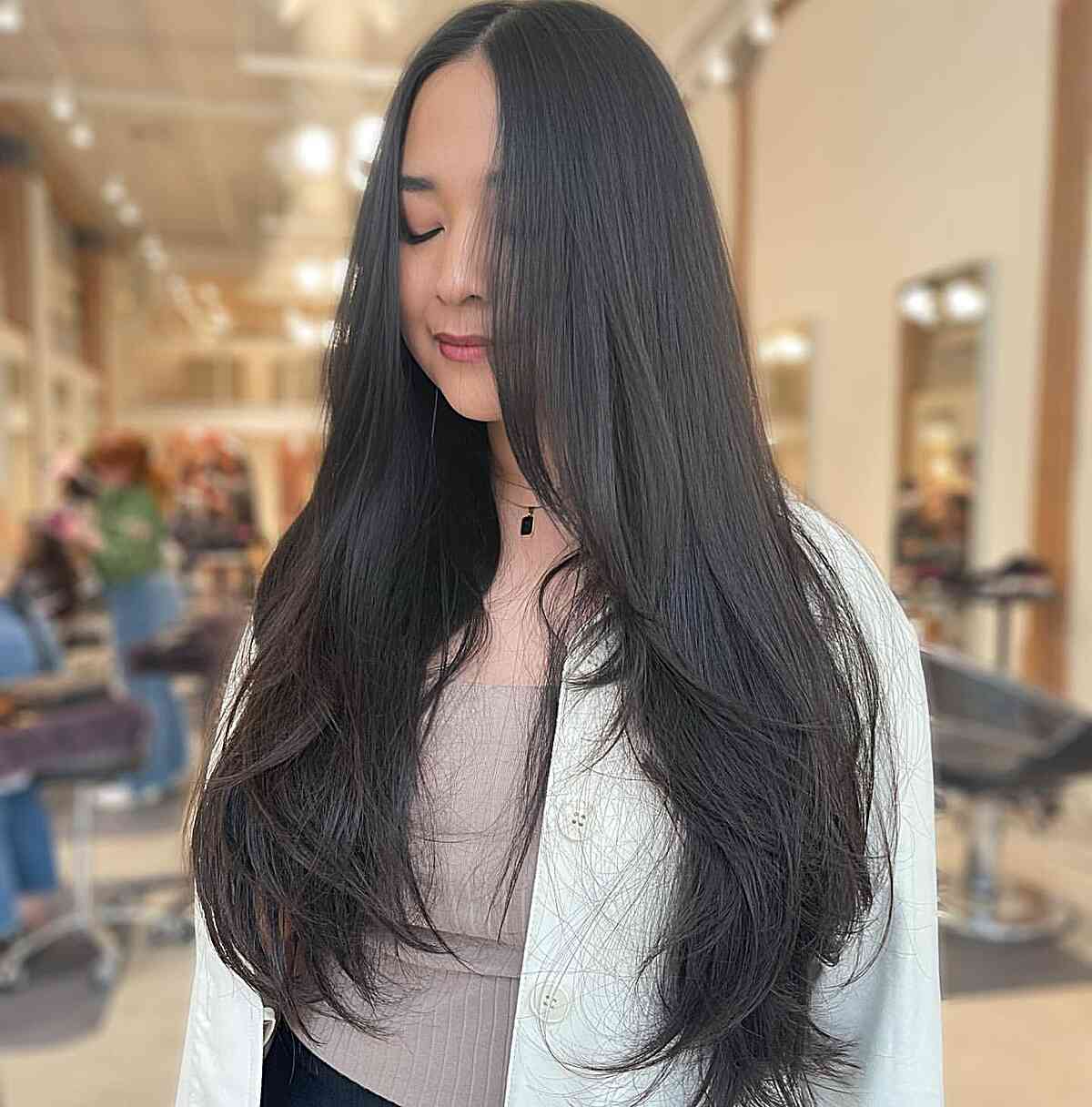Cortes de cabelo comprido com penas:29 estilos impressionantes e dicas de especialistas 
