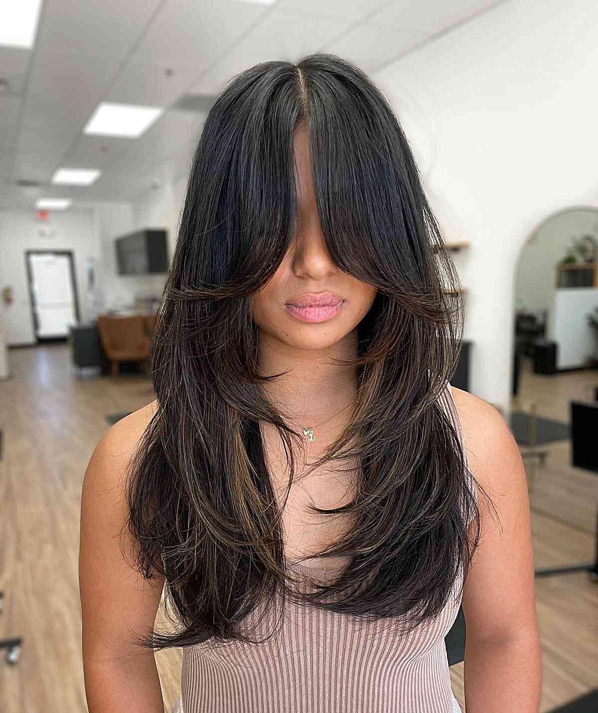 Cortes de cabelo comprido com penas:29 estilos impressionantes e dicas de especialistas 