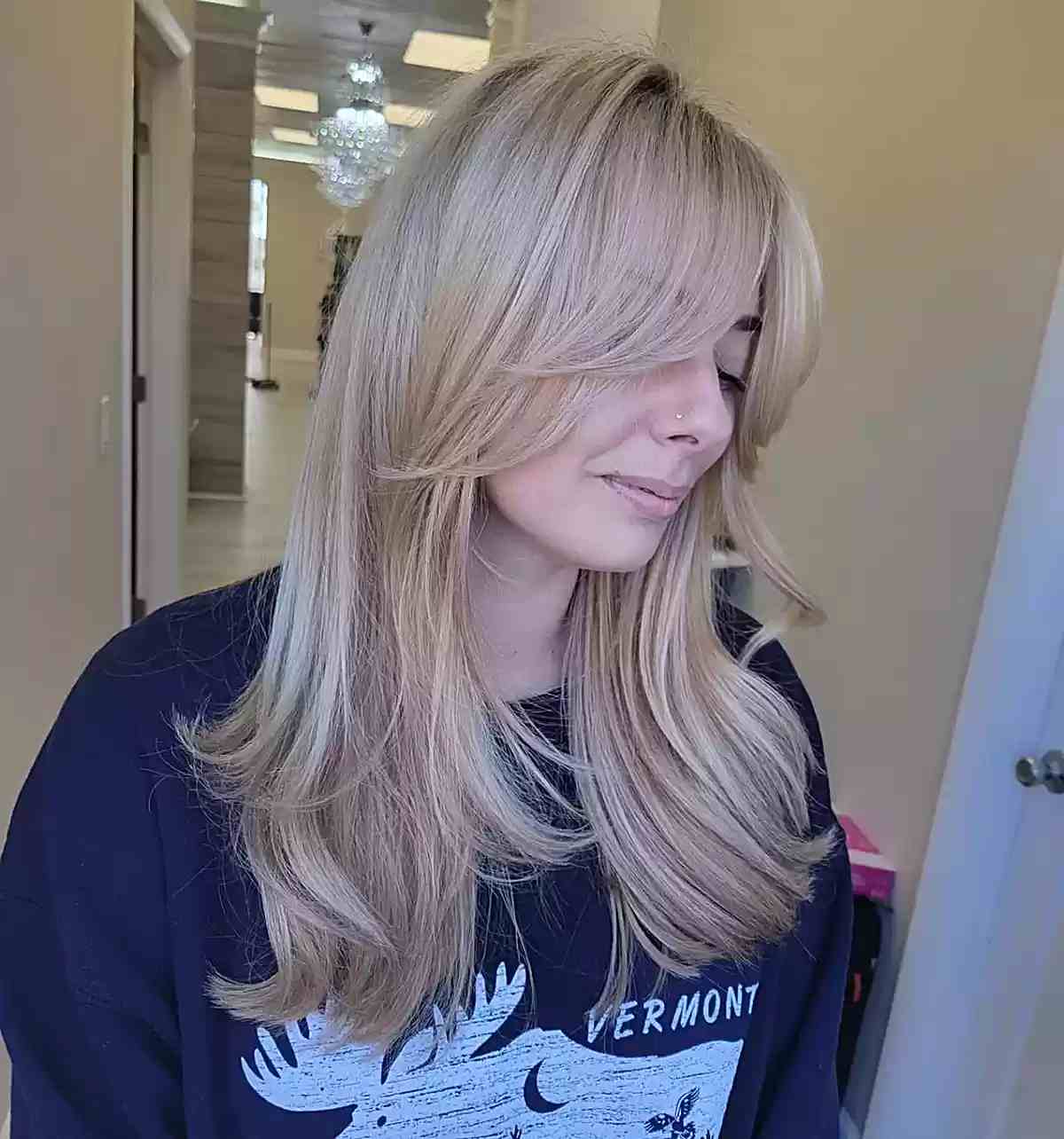 Cortes de cabelo comprido com penas:29 estilos impressionantes e dicas de especialistas 