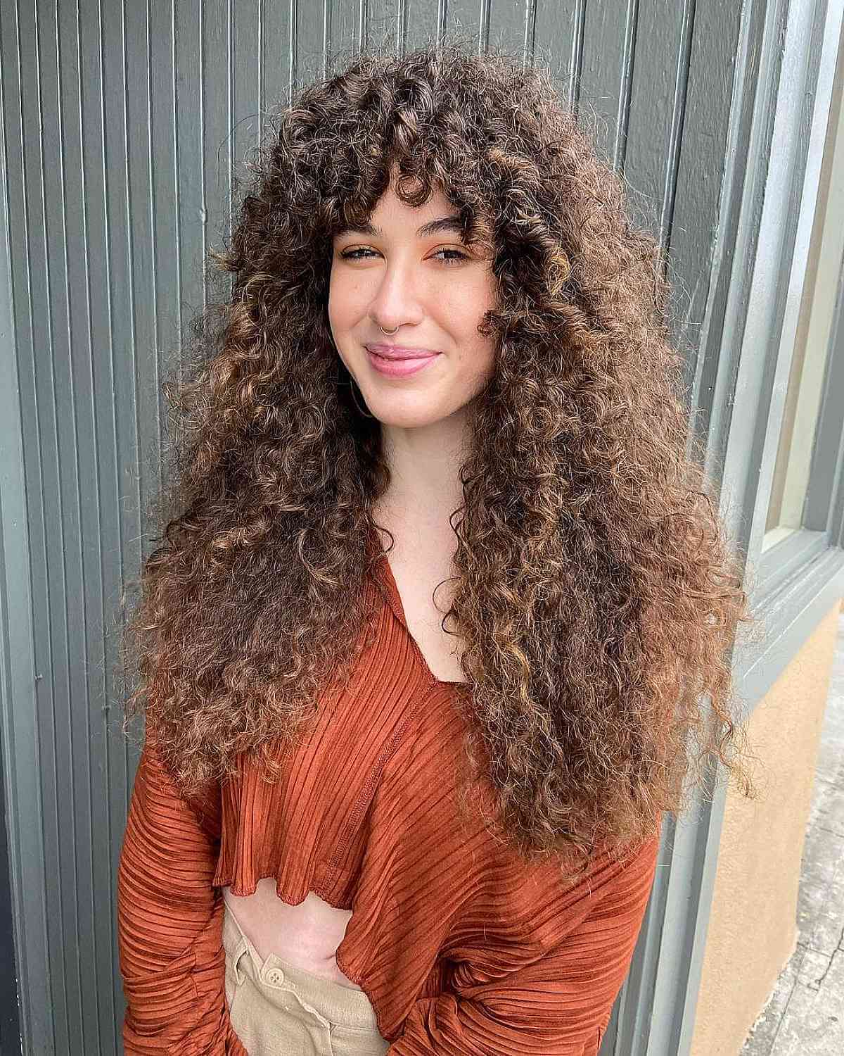 Coupe de cheveux longue et bouclée :24 conseils de style et inspiration