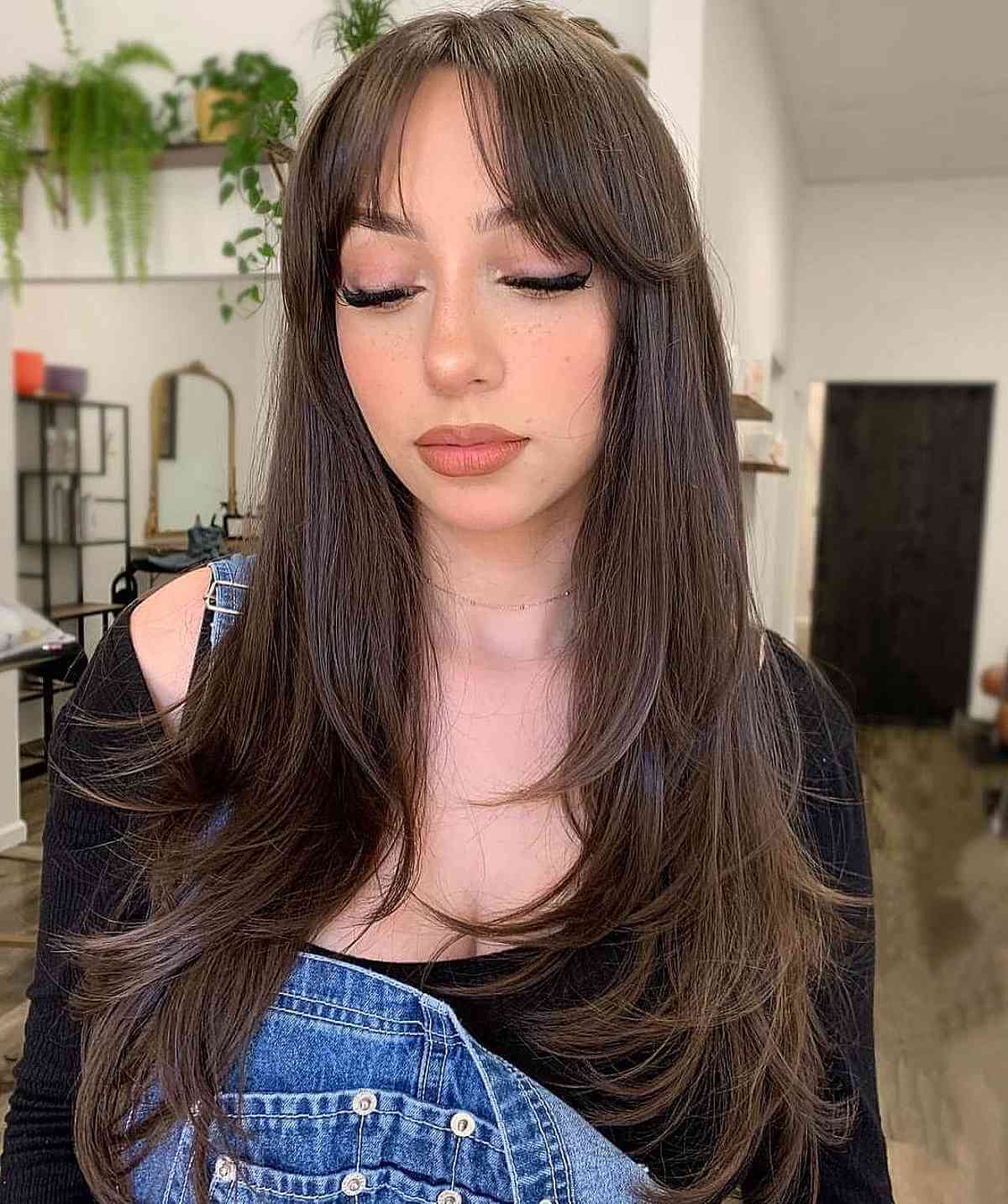Cortes de cabelo em camadas longas para cabelos lisos:estilos e benefícios 