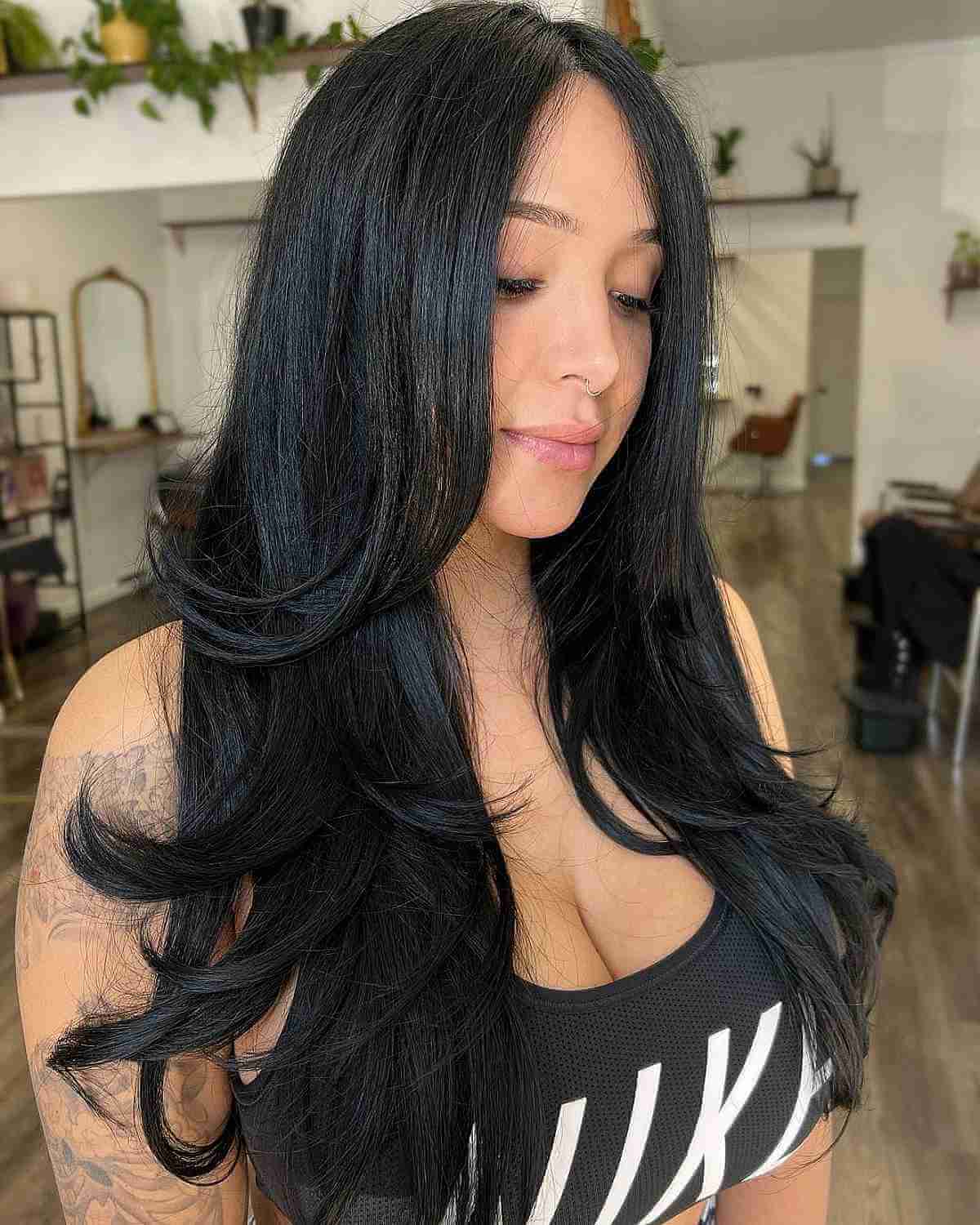 Cortes de cabelo em camadas longas para cabelos lisos:estilos e benefícios 