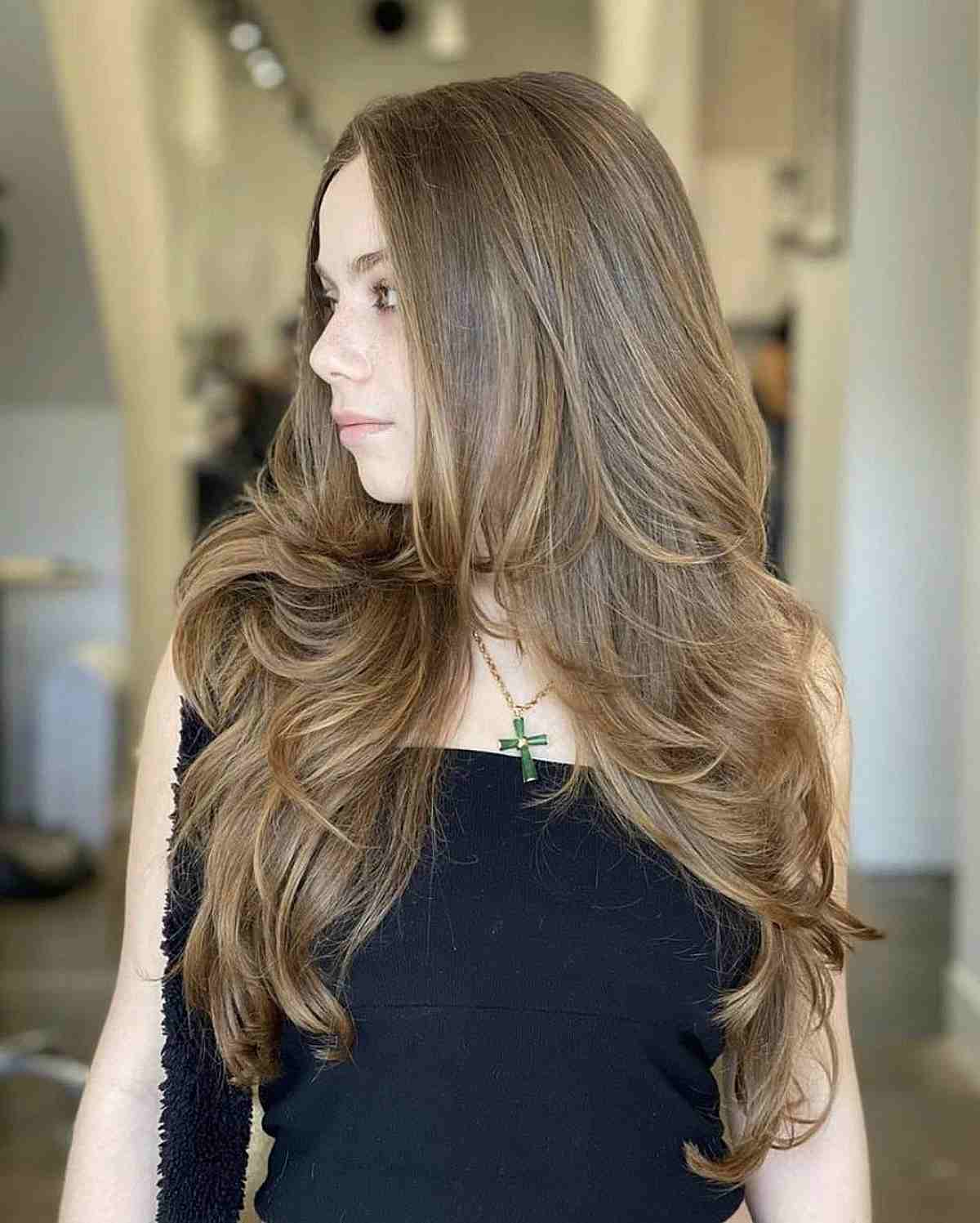 Cortes de cabelo em camadas longas para cabelos lisos:estilos e benefícios 