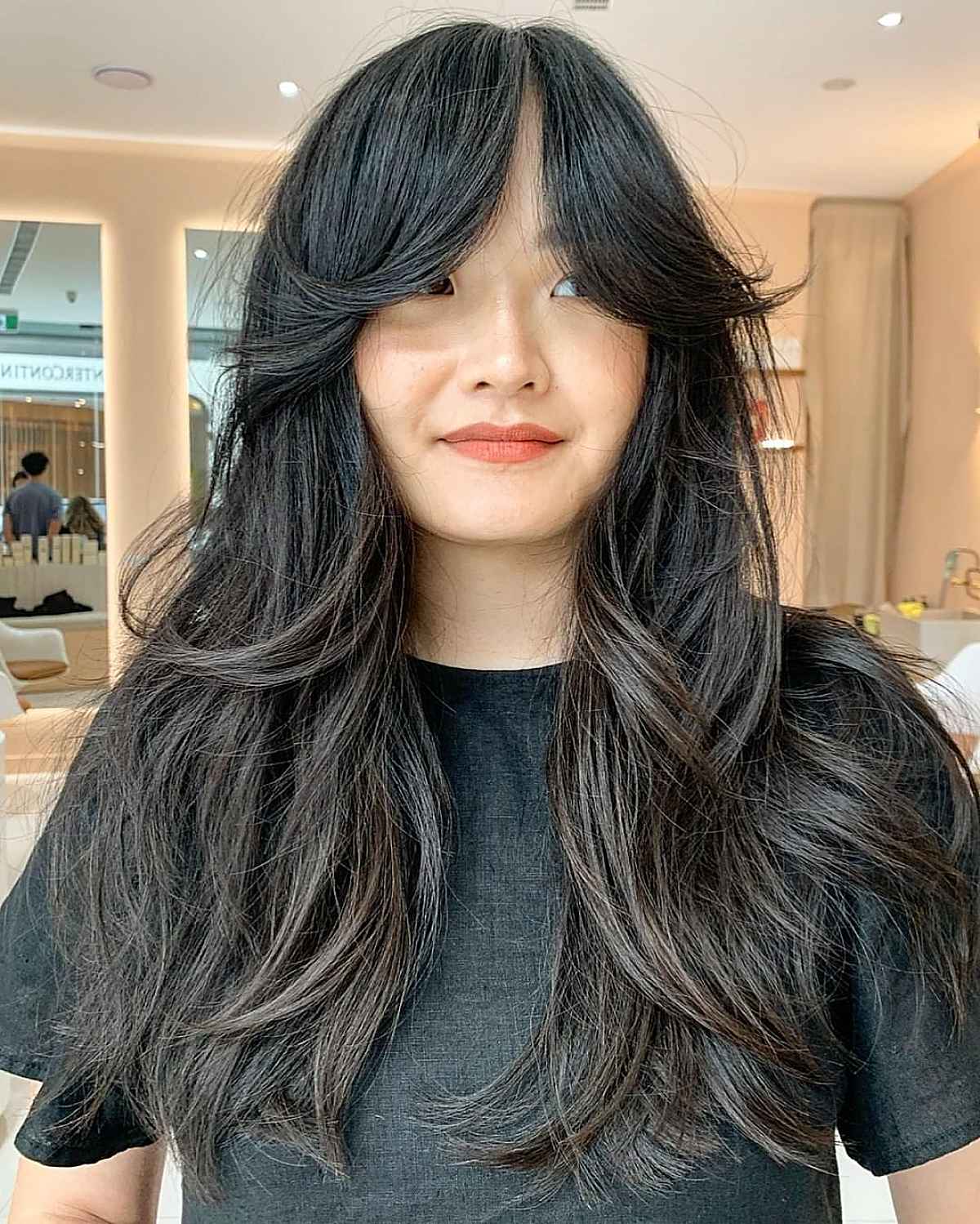 Cortes de cabelo em camadas longas para cabelos lisos:estilos e benefícios 