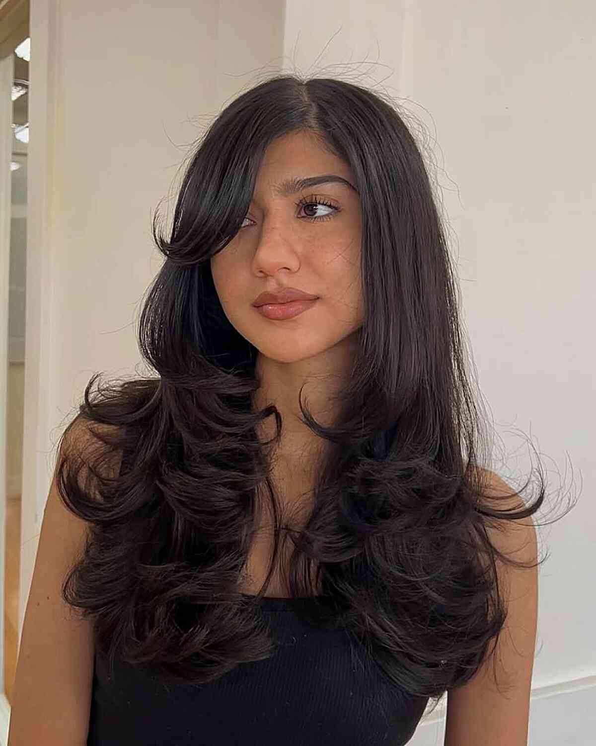 Coupes de cheveux longues en couches avec frange latérale :tendances et styles 2026