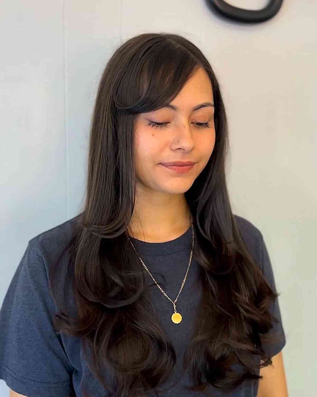 Coupes de cheveux longues en couches avec frange latérale :tendances et styles 2026