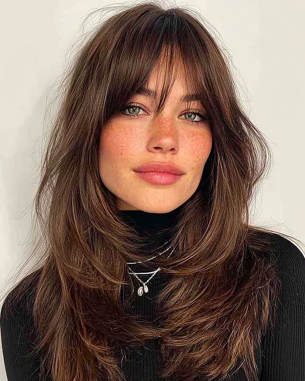 42 superbes coiffures pour cheveux longs et raides avec une frange en rideau 