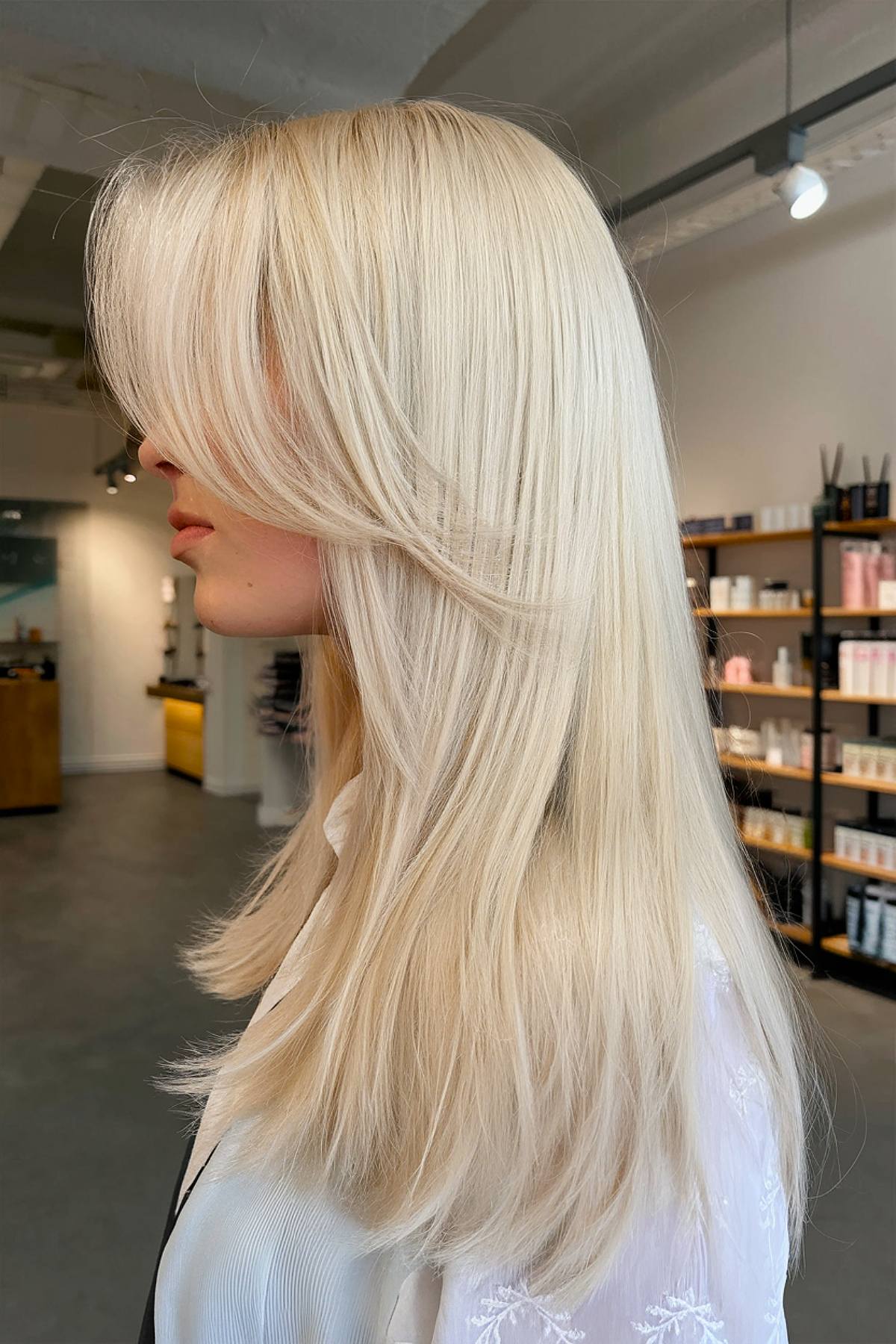42 superbes coiffures pour cheveux longs et raides avec une frange en rideau 