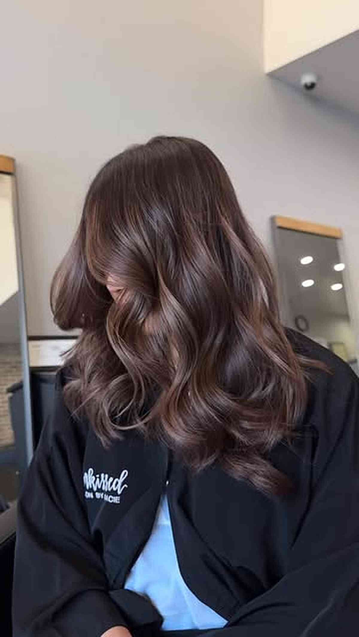 Idées de balayage marron chocolat :31 looks époustouflants et conseils de style