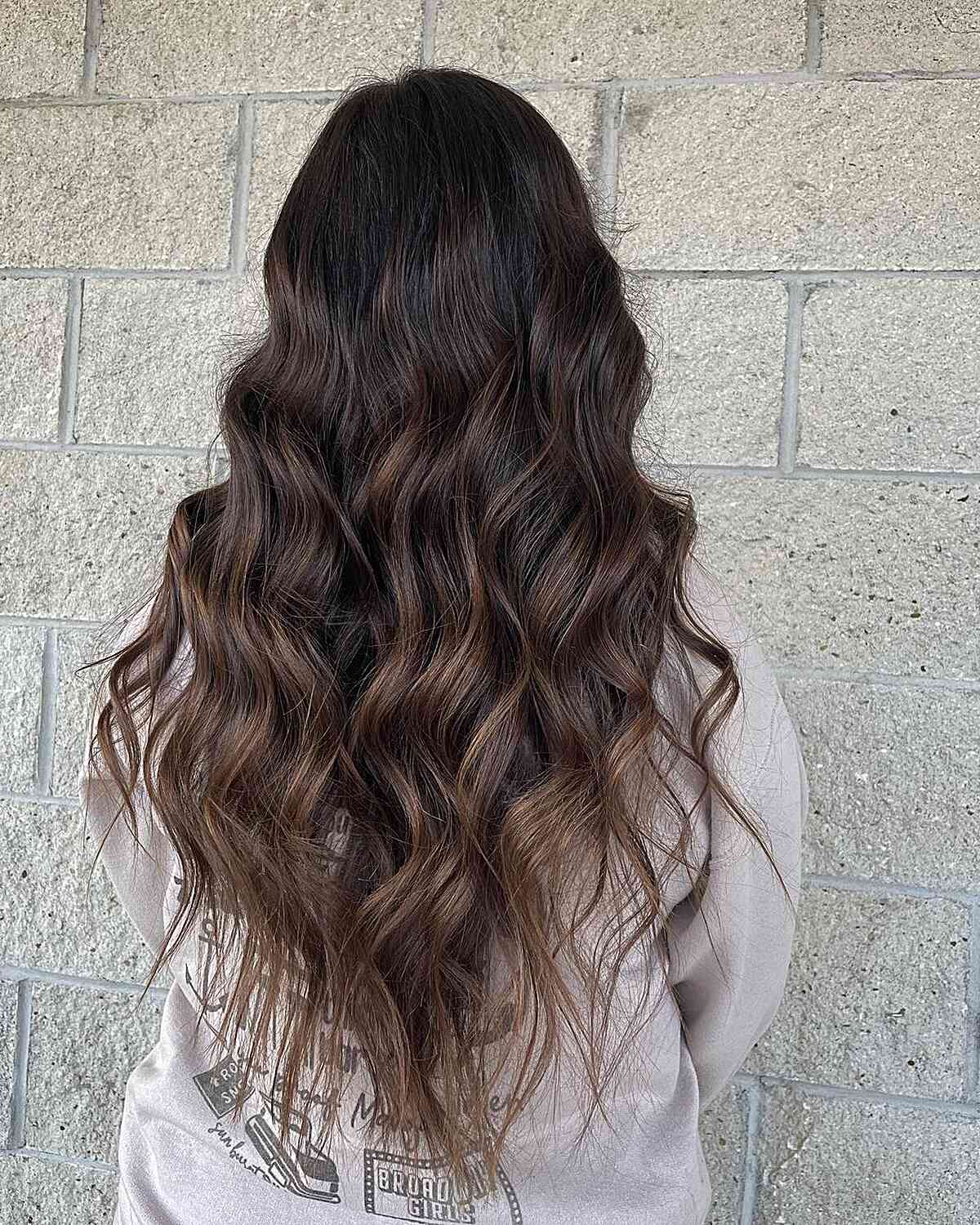 Idées de balayage marron chocolat :31 looks époustouflants et conseils de style