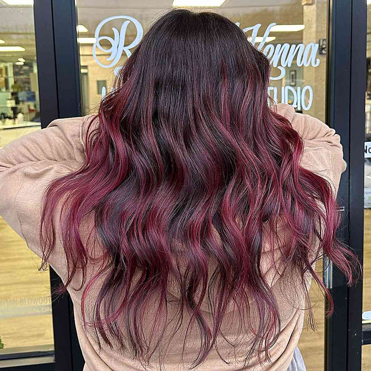 Couleur de cheveux Cherry Cola :29 exemples époustouflants et conseils de coiffure 