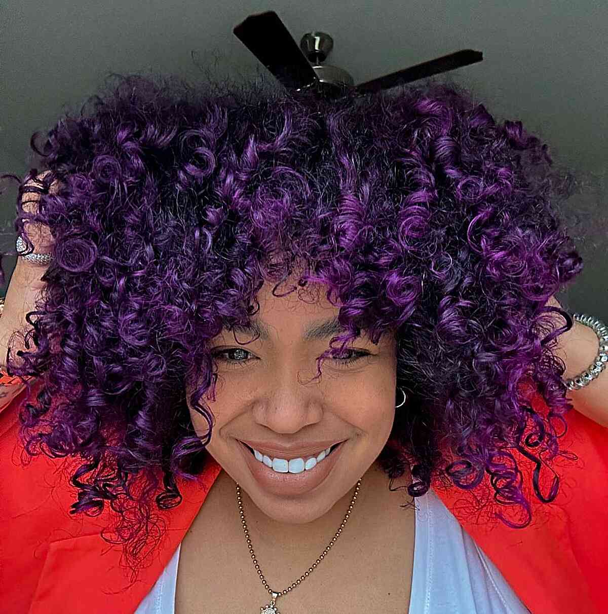 Couleur de cheveux violet minuit :tendances et styles pour 2026