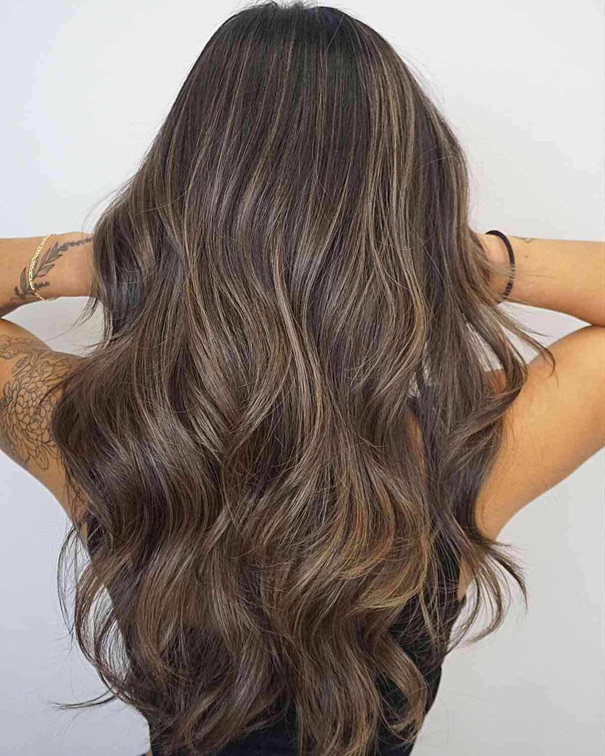 Couleur de cheveux en balayage brun champignon :idées et inspiration époustouflantes 