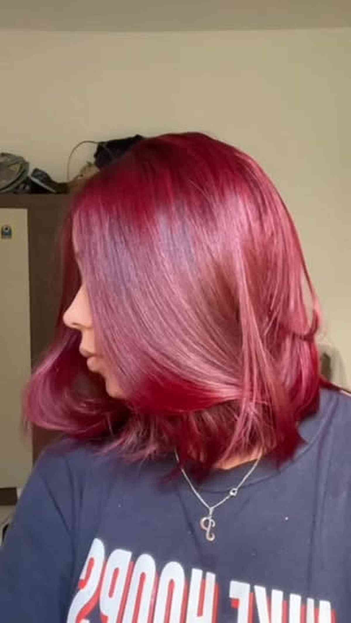 Cheveux rouge cerise 2026 :styles, nuances et guide d entretien 
