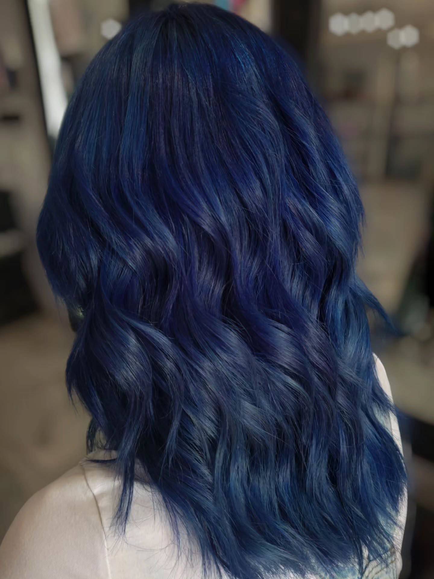 Idées de couleur de cheveux bleu marine :nuances, teint et conseils de pré-éclaircissement