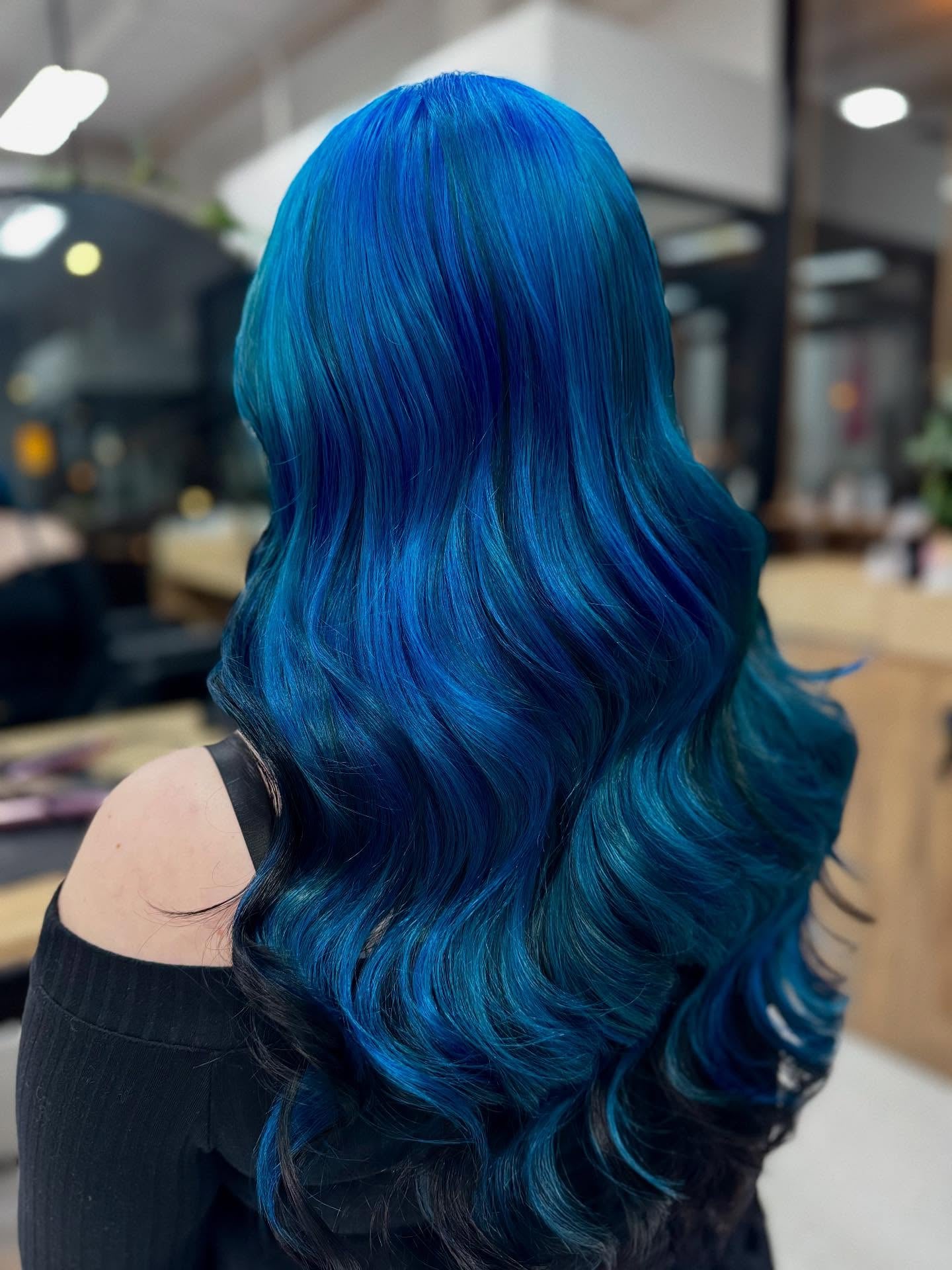 Idées de couleur de cheveux bleu marine :nuances, teint et conseils de pré-éclaircissement