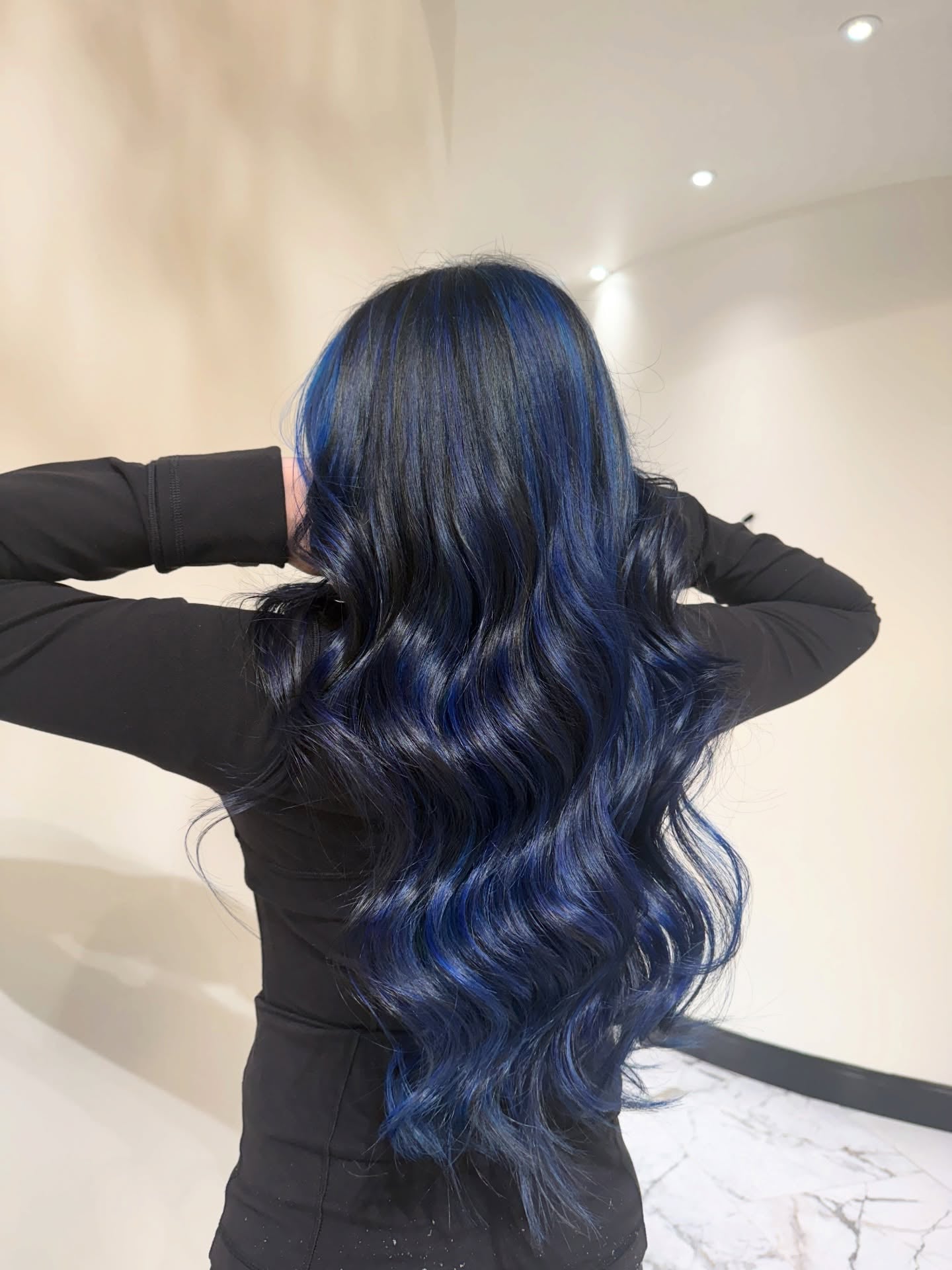 Idées de couleur de cheveux bleu marine :nuances, teint et conseils de pré-éclaircissement