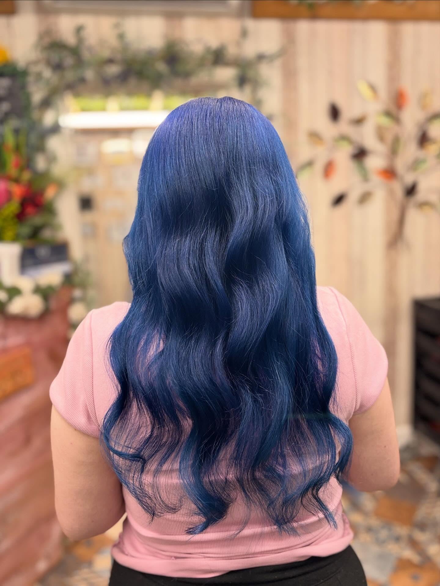 Idées de couleur de cheveux bleu marine :nuances, teint et conseils de pré-éclaircissement