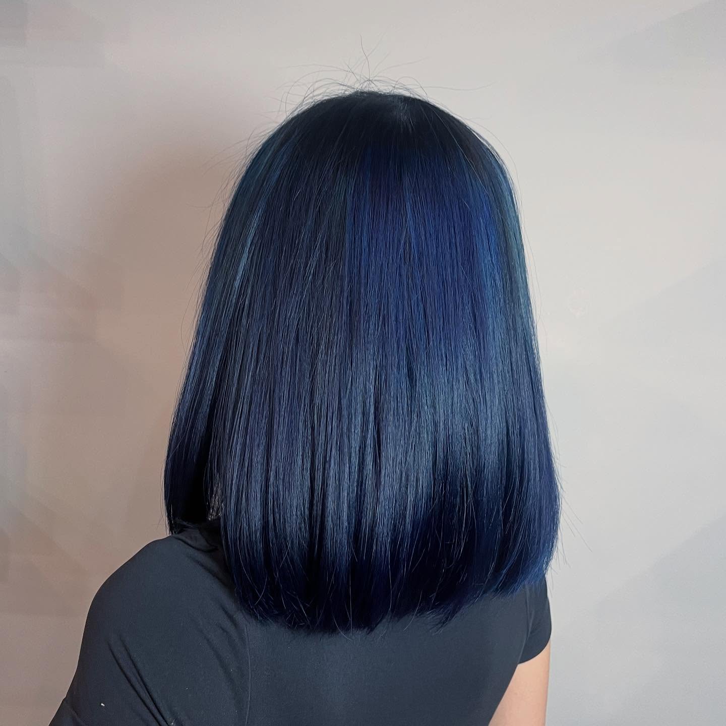 Idées de couleur de cheveux bleu marine :nuances, teint et conseils de pré-éclaircissement