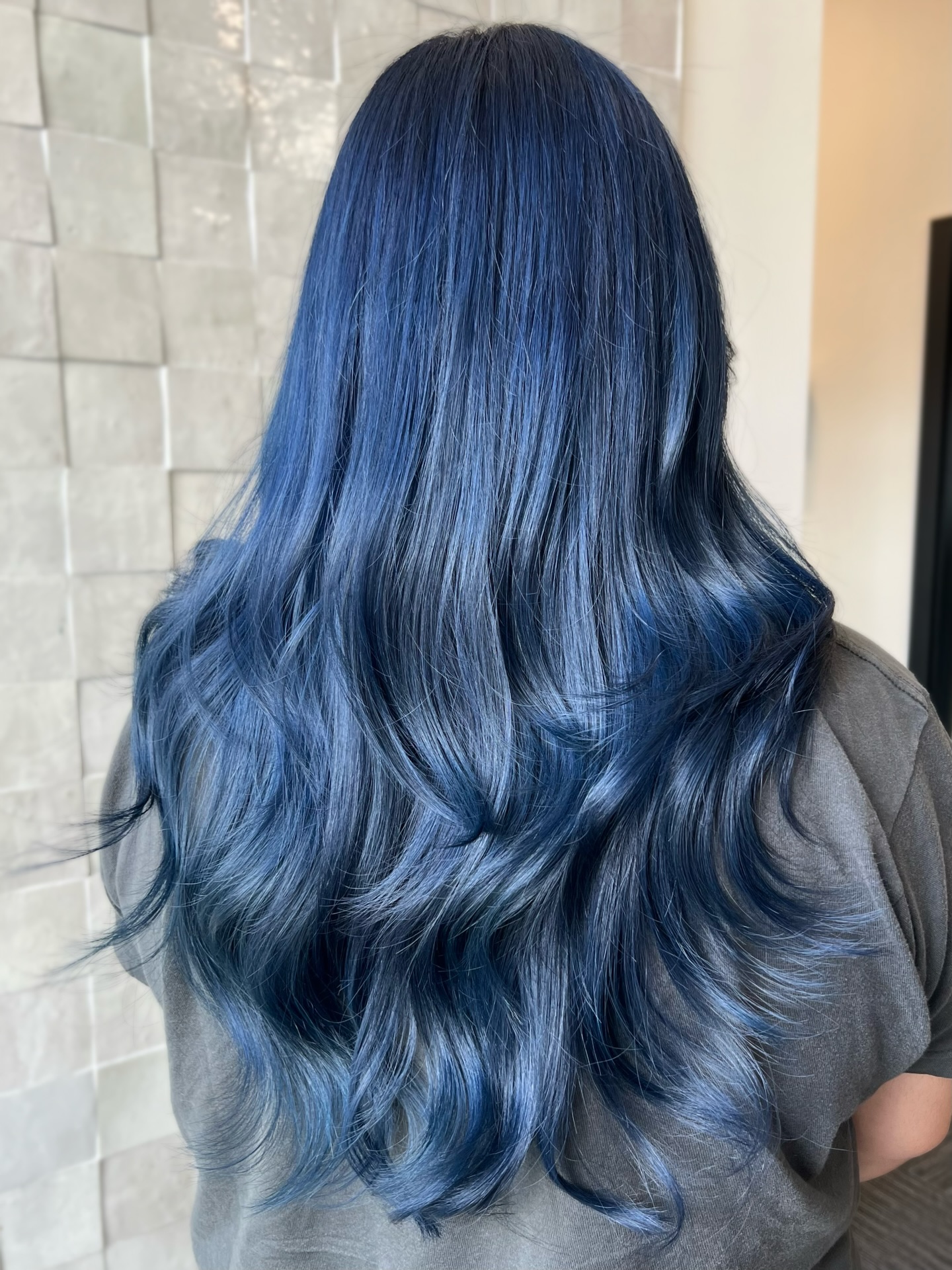 Idées de couleur de cheveux bleu marine :nuances, teint et conseils de pré-éclaircissement