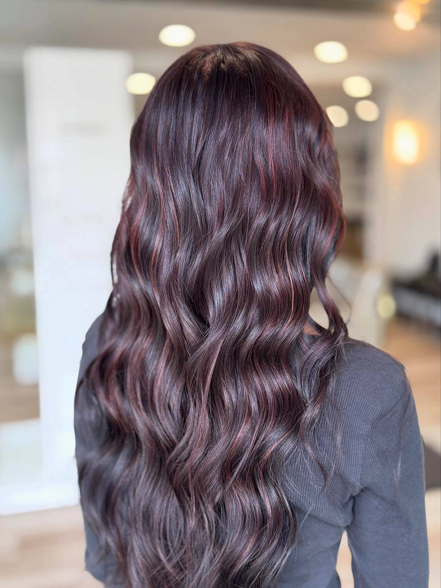 Couleur de cheveux cerise chocolat :tendances, nuances et conseils pour un look riche 