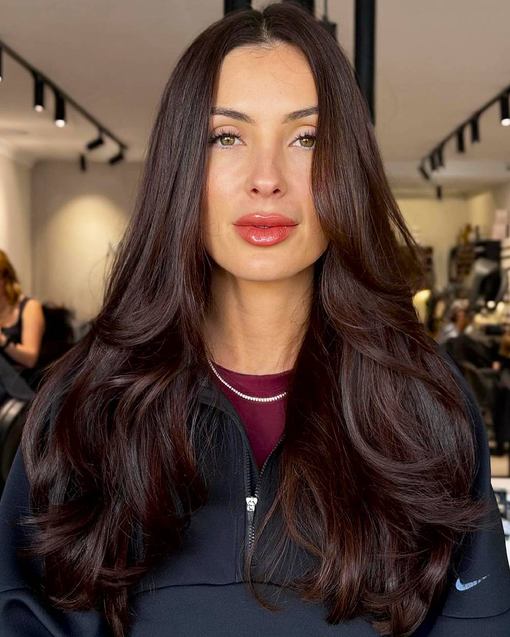 Couleur de cheveux cerise chocolat :tendances, nuances et conseils pour un look riche 