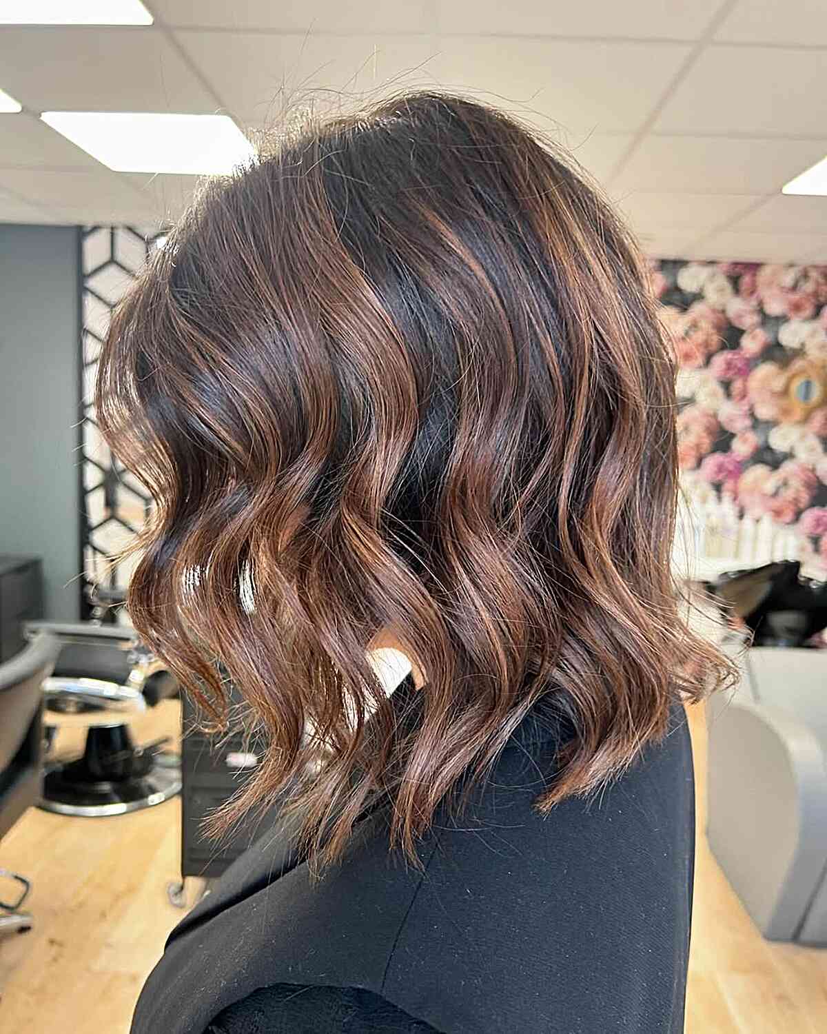 Tendances des coupes de cheveux bruns ondulés et des idées de couleurs pour 2026