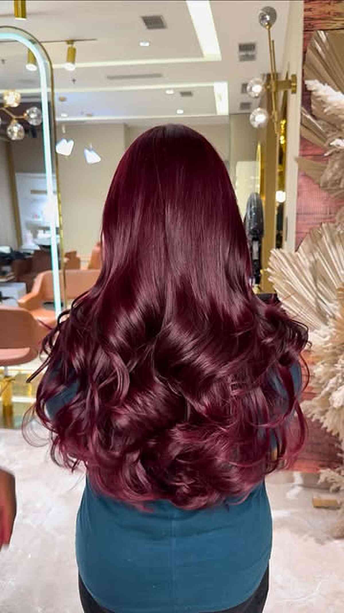 Idées de couleurs de cheveux vin pour 2026 :nuances et entretien 