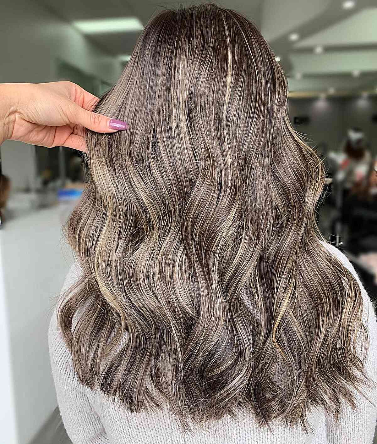 Idées de balayage brun cendré :35 looks et inspiration époustouflants 