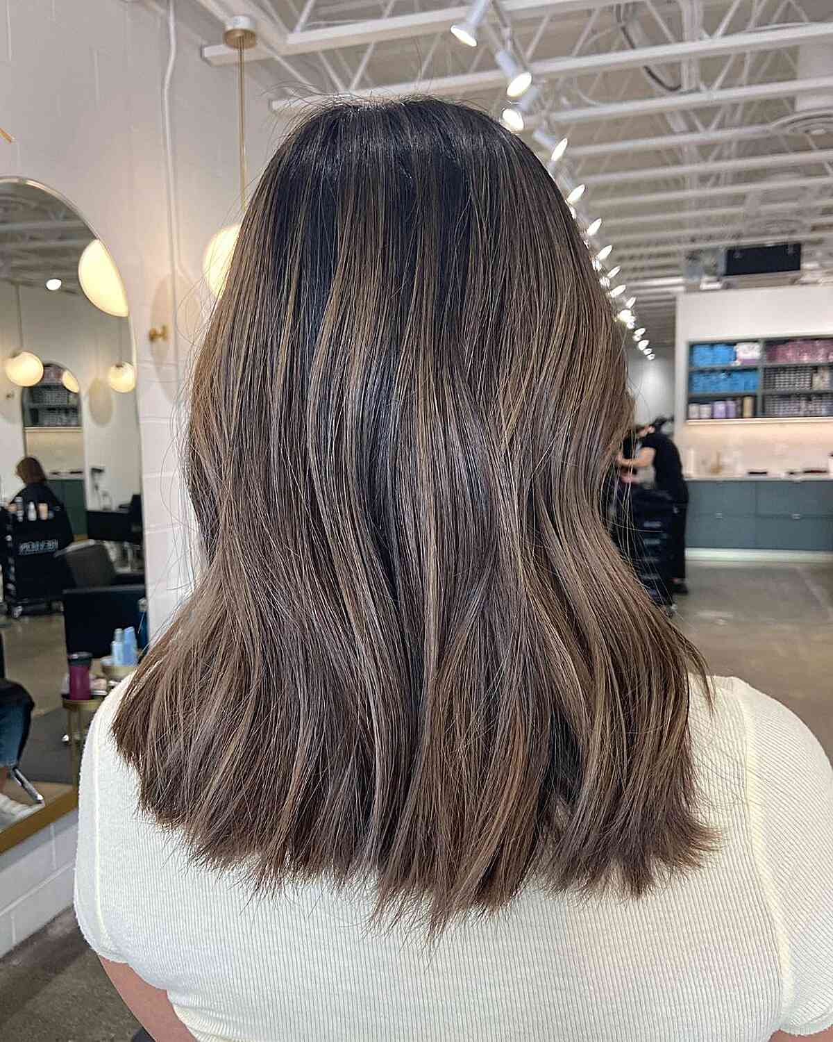 Idées de balayage brun cendré :35 looks et inspiration époustouflants 