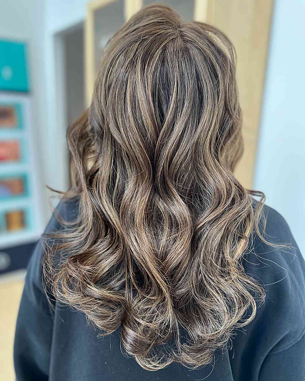 Idées de balayage brun cendré :35 looks et inspiration époustouflants 