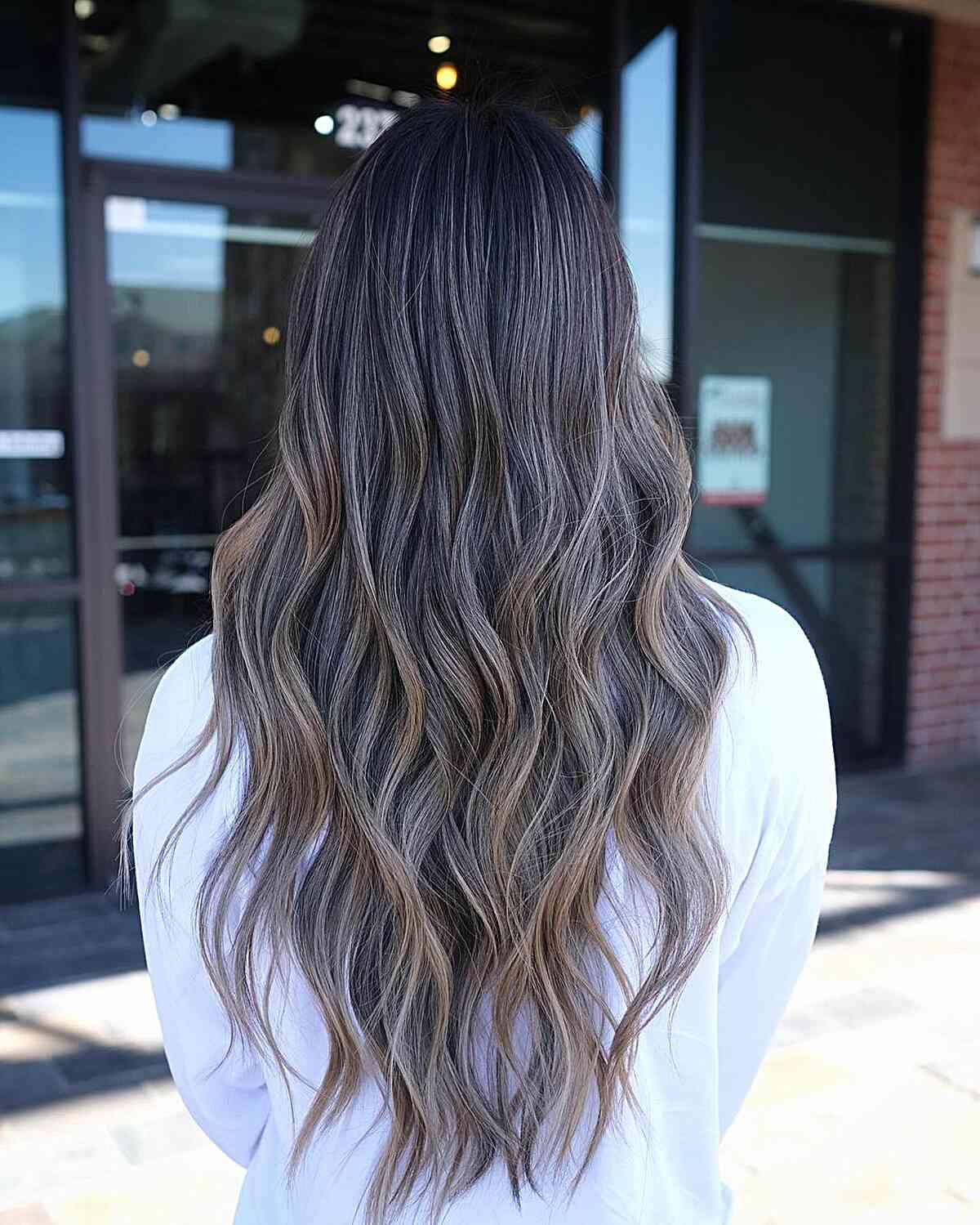 Idées de balayage brun cendré :35 looks et inspiration époustouflants 