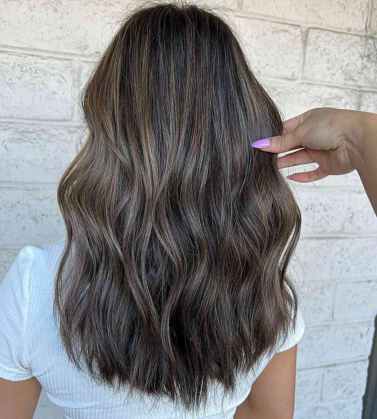 Idées de balayage brun cendré :35 looks et inspiration époustouflants 