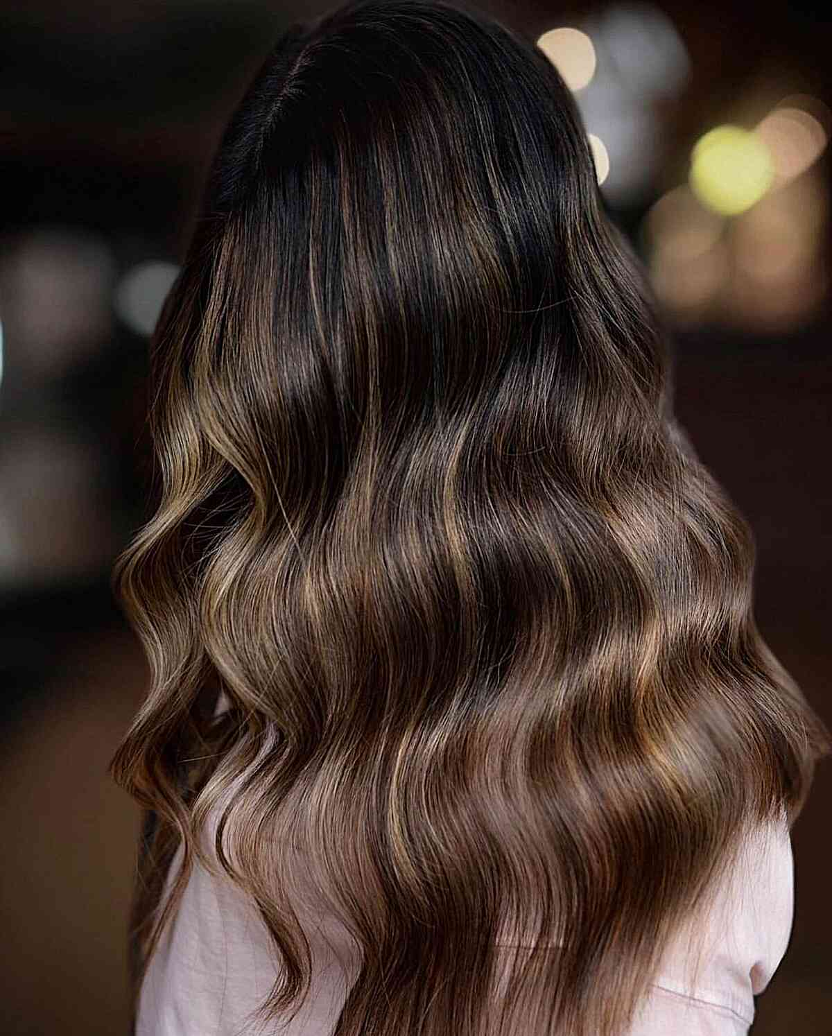 Balayage blond sur cheveux châtain foncé : 20+ transformations époustouflantes 