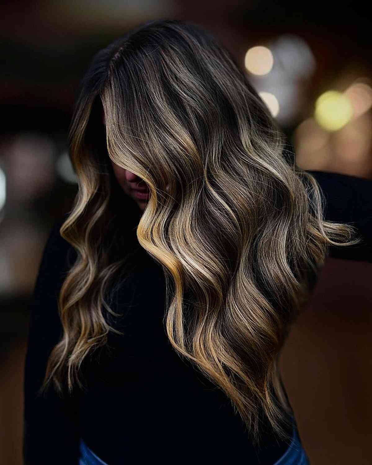 Balayage blond sur cheveux châtain foncé : 20+ transformations époustouflantes 