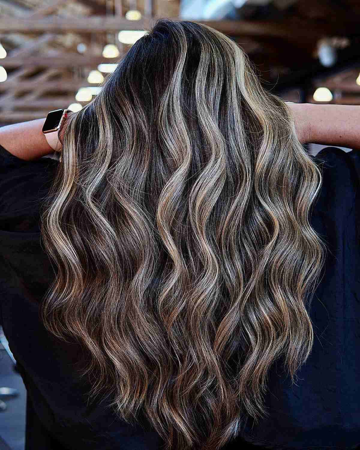 Balayage blond sur cheveux châtain foncé : 20+ transformations époustouflantes 