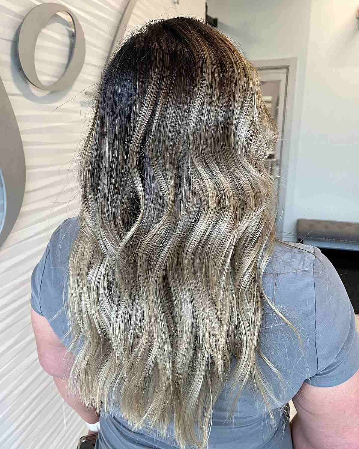 Balayage blond sur cheveux châtain foncé : 20+ transformations époustouflantes 