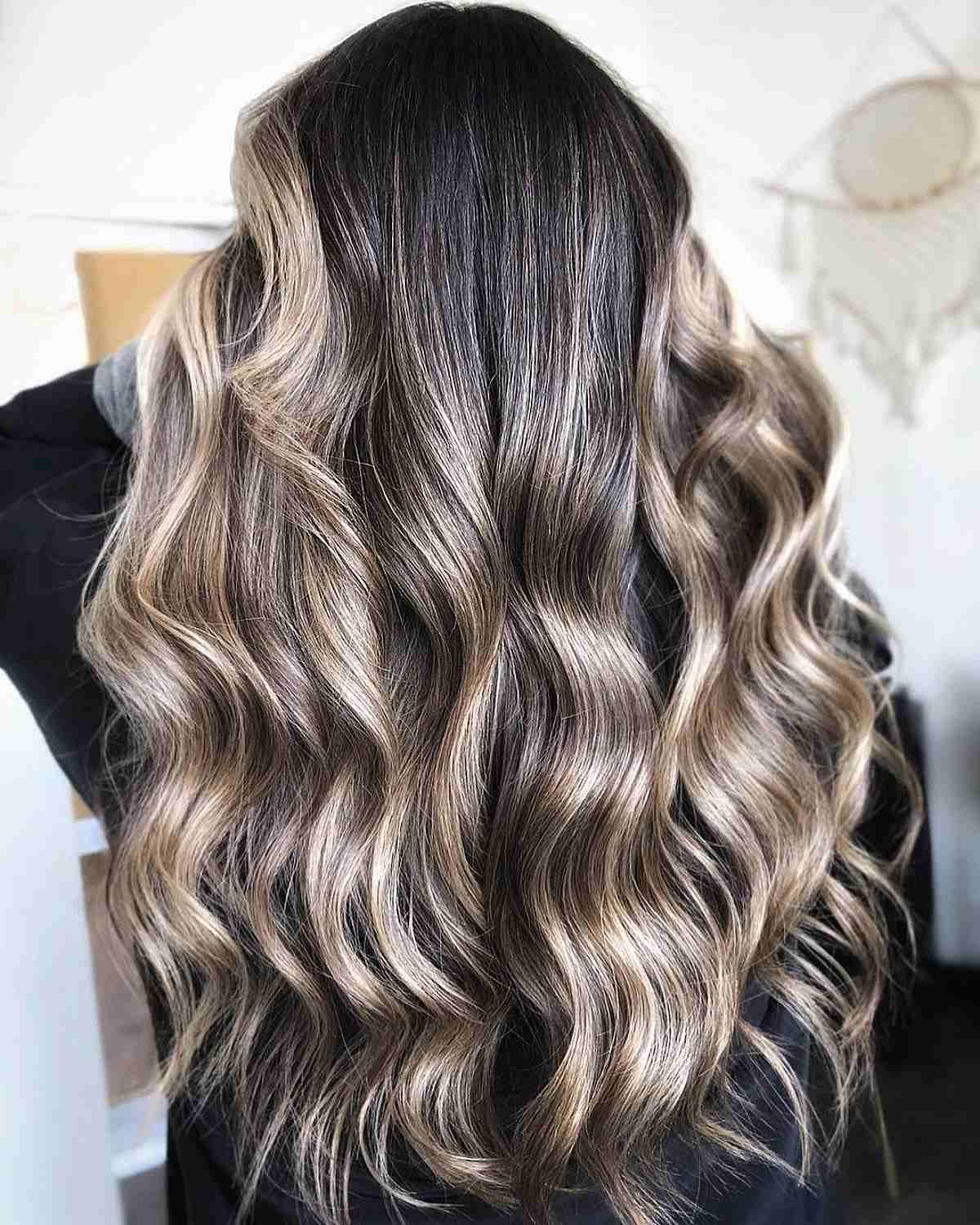 Balayage blond sur cheveux châtain foncé : 20+ transformations époustouflantes 